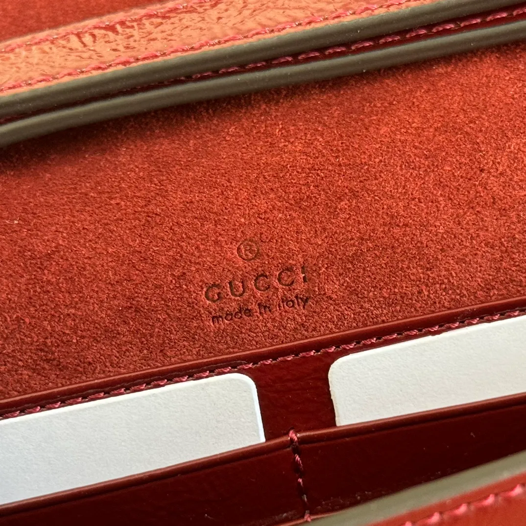 p980. 💋💋💋"With full set of original counter packaging" [New Product] This chain wallet is made of patent leather, with a wide shape and a light gold tone chain shoulder strap that provides a variety of styling options. Rosso Ancora patent leather Light gold tone hardware Gucci Ancora suede and taffeta lining Interior: 6 card compartments and 1 zip pocket External: 1 flat pocket Chain shoulder strap (52 cm high) Button closure Ident: 837374. Dimensions: 20cm (width) x 12.5cm (height) x 4.5cm (depth) Weight: approx. 0.42kg Color: Encore patent leather. Made in Italy