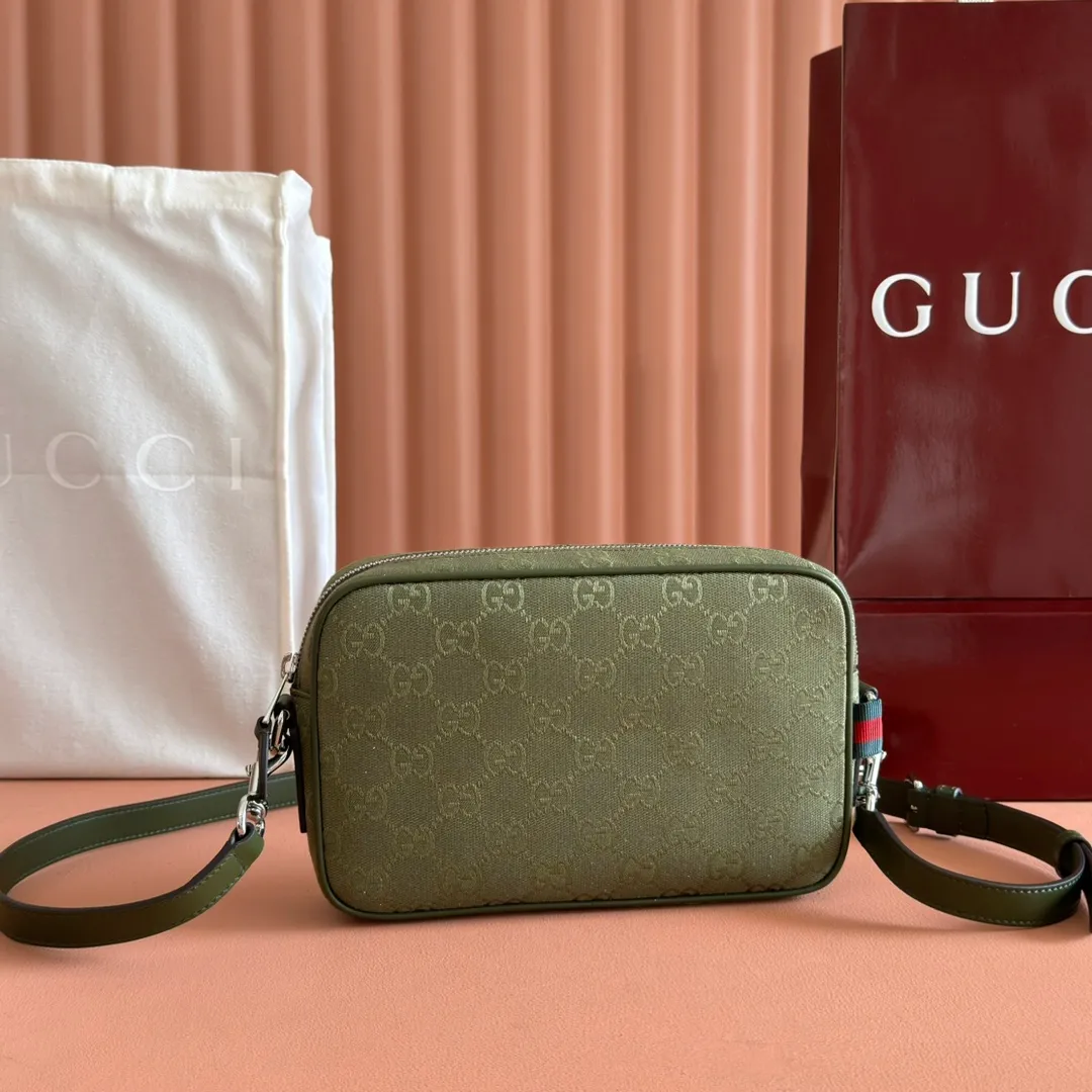 p880. 💋💋💋【Comes with full counter package】This small crossbody bag is crafted with GG canvas, paying homage to the instantly recognizable monogram pattern of brand founder Guccio Gucci. Interpreting a new forest green tone, it adds a modern touch to daily accessories, and the webbing details double the charm of the entire design. Forest green GG canvas Forest green leather piping Red and green web details Nylon lining Removable leather handle height: 17 cm Adjustable shoulder strap (51 cm height) Zipper closure Model: 834802. Dimensions: 23.5cm (width) x 15cm (height) x 5cm (depth) Weight: about 0.4kg Color: forest green cloth/original leather. Made in Italy