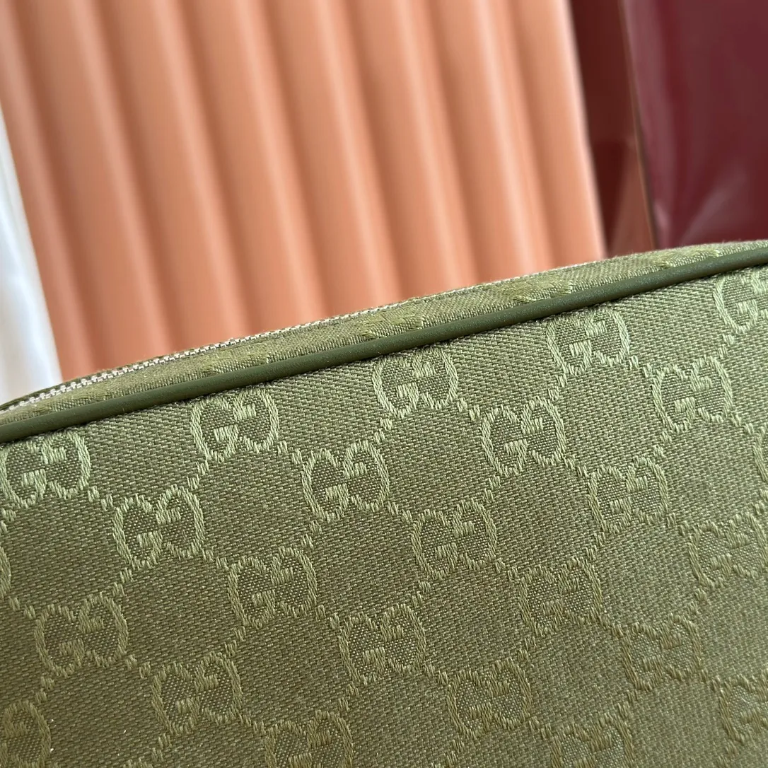 p880. 💋💋💋【Comes with full counter package】This small crossbody bag is crafted with GG canvas, paying homage to the instantly recognizable monogram pattern of brand founder Guccio Gucci. Interpreting a new forest green tone, it adds a modern touch to daily accessories, and the webbing details double the charm of the entire design. Forest green GG canvas Forest green leather piping Red and green web details Nylon lining Removable leather handle height: 17 cm Adjustable shoulder strap (51 cm height) Zipper closure Model: 834802. Dimensions: 23.5cm (width) x 15cm (height) x 5cm (depth) Weight: about 0.4kg Color: forest green cloth/original leather. Made in Italy