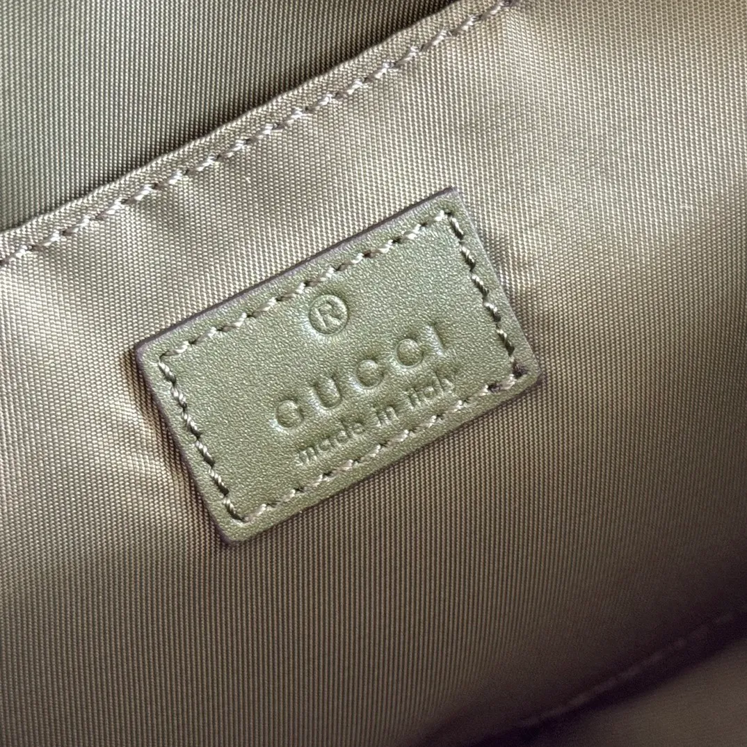 p880. 💋💋💋【Comes with full counter package】This small crossbody bag is crafted with GG canvas, paying homage to the instantly recognizable monogram pattern of brand founder Guccio Gucci. Interpreting a new forest green tone, it adds a modern touch to daily accessories, and the webbing details double the charm of the entire design. Forest green GG canvas Forest green leather piping Red and green web details Nylon lining Removable leather handle height: 17 cm Adjustable shoulder strap (51 cm height) Zipper closure Model: 834802. Dimensions: 23.5cm (width) x 15cm (height) x 5cm (depth) Weight: about 0.4kg Color: forest green cloth/original leather. Made in Italy