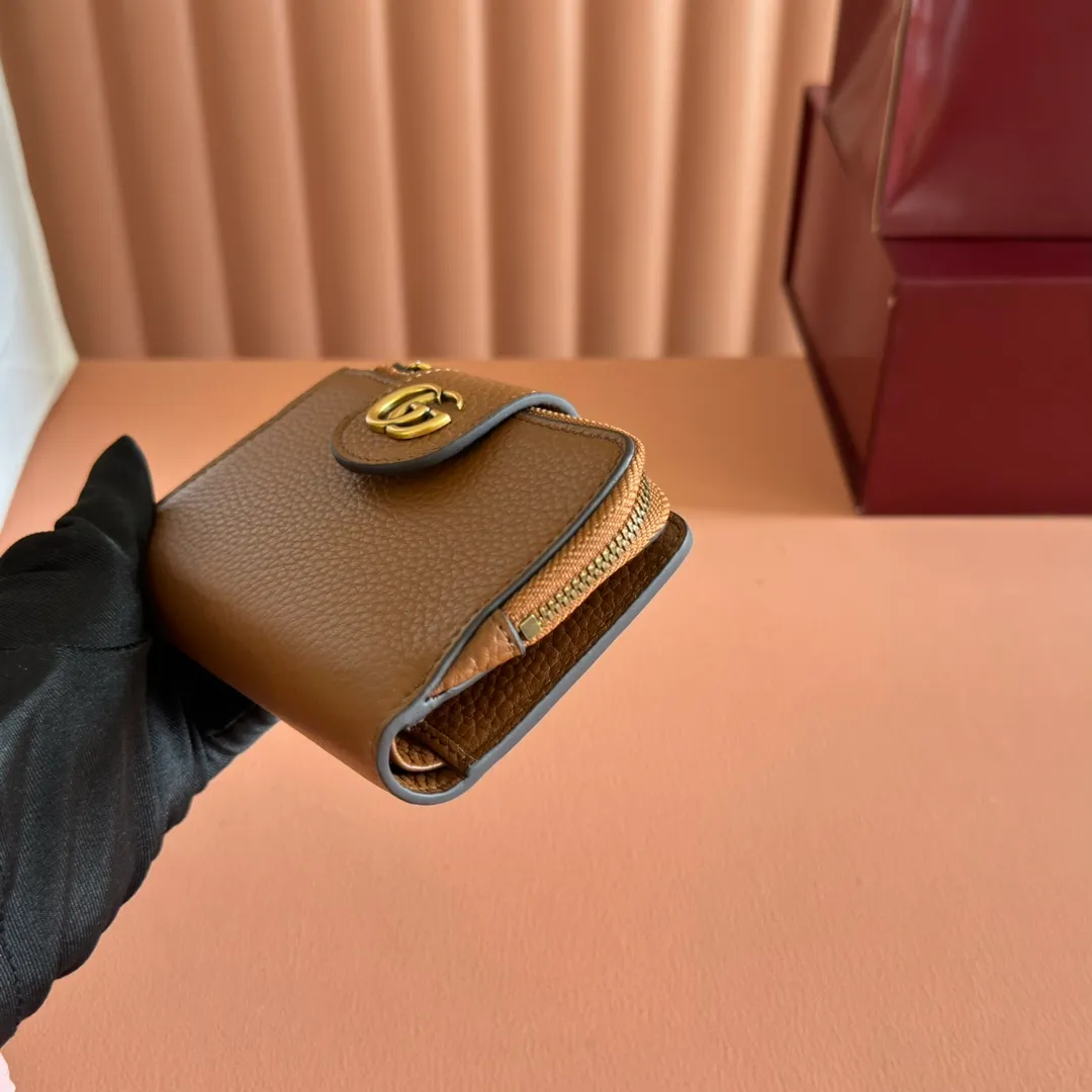 p480. 💋💋💋"With full original packaging" GG Marmont series wallet. This GG Marmont series wallet is made of classic and durable black leather, adding another classic to the "Aria-Fashion Aria" series. The Double G accessory originates from the belt buckle design of the 1970s, and is reinterpreted on this wallet in tone-on-tone resin. The classic design is combined with a monochromatic color scheme to highlight the modern fashion style. Model: 739498. Size: 13*8.5*2cm. Color: brown/original leather.