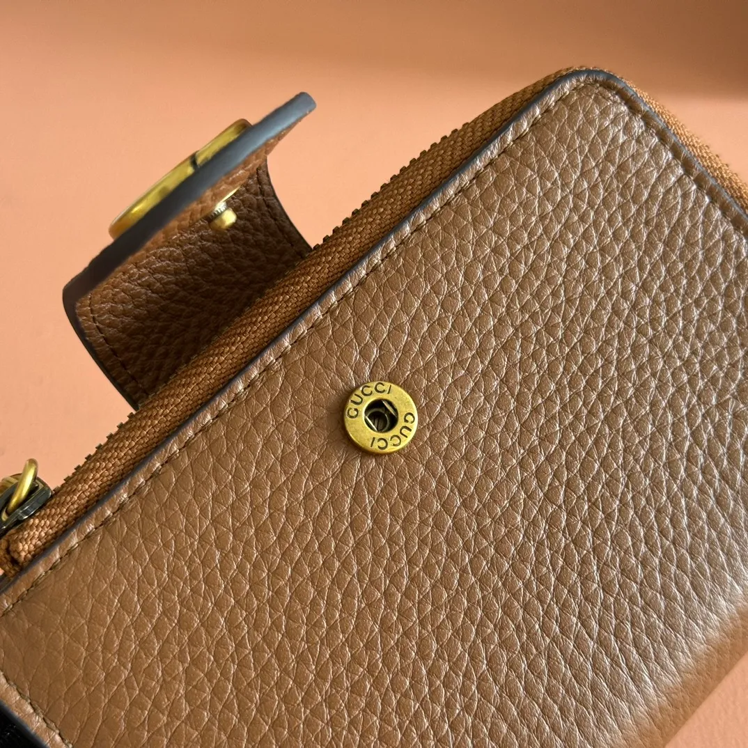 p480. 💋💋💋"With full original packaging" GG Marmont series wallet. This GG Marmont series wallet is made of classic and durable black leather, adding another classic to the "Aria-Fashion Aria" series. The Double G accessory originates from the belt buckle design of the 1970s, and is reinterpreted on this wallet in tone-on-tone resin. The classic design is combined with a monochromatic color scheme to highlight the modern fashion style. Model: 739498. Size: 13*8.5*2cm. Color: brown/original leather.