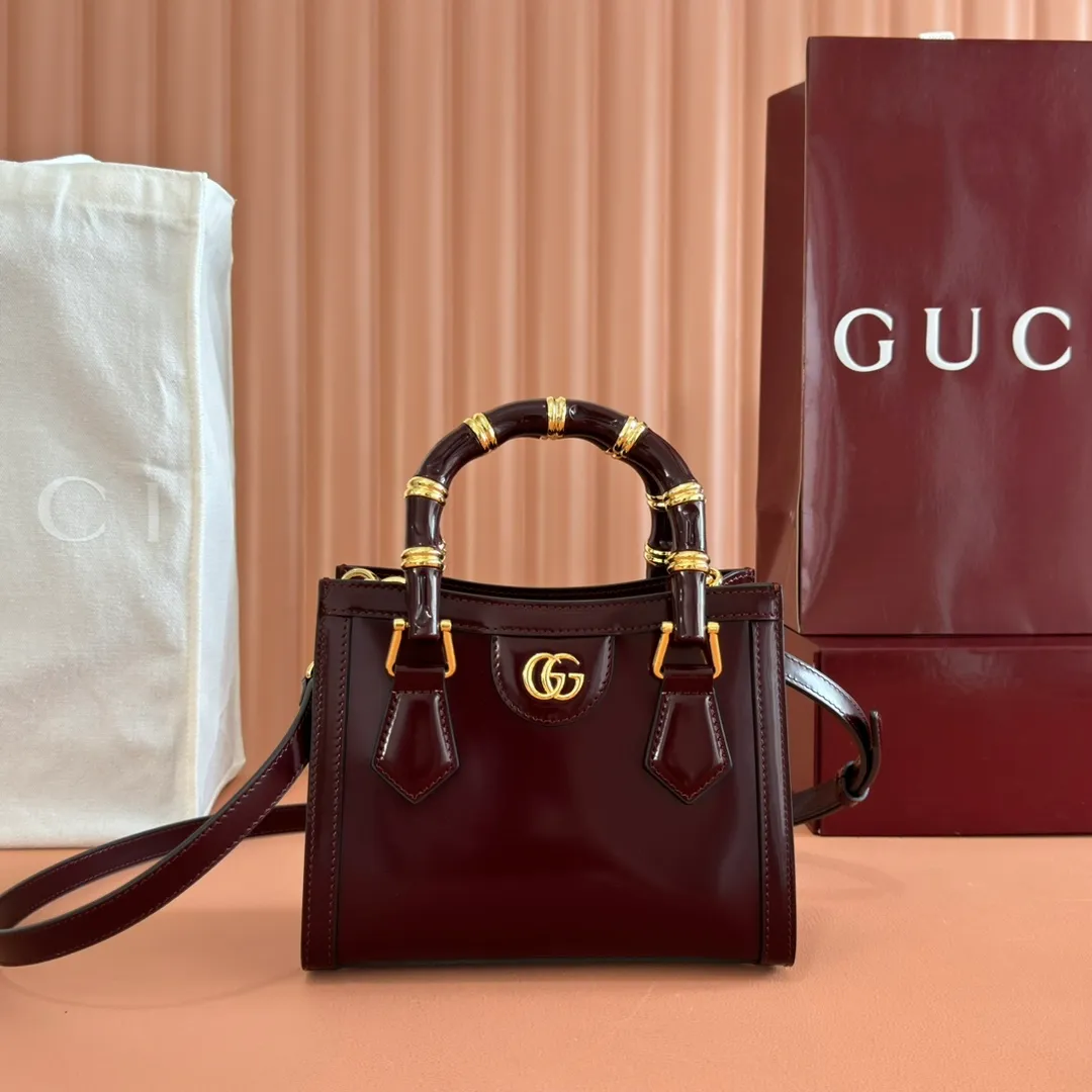 p1560. 💋💋💋【With full set of original counter packaging】【New Product】In the 2025 spring and summer series, the Gucci Diana series reinterprets classic bamboo accessories with resin and brass details. There are many ways to carry it, it can be carried cross-body or on the shoulder. Light purple glossy polished sheepskin Gold-tone hardware Bamboo shaped resin and brass handles Light purple sheepskin lining Double G Interior: One open pocket 8 cm high Removable and adjustable sheepskin shoulder strap (48 to 55 cm high); length adjustable from 93 to 109 cm Ident.: 832936. Dimensions: 20cm (width) x 16cm (height) x 10cm (depth) Weight: approx. 0.95kg Color: Anchor red full leather. Made in Italy