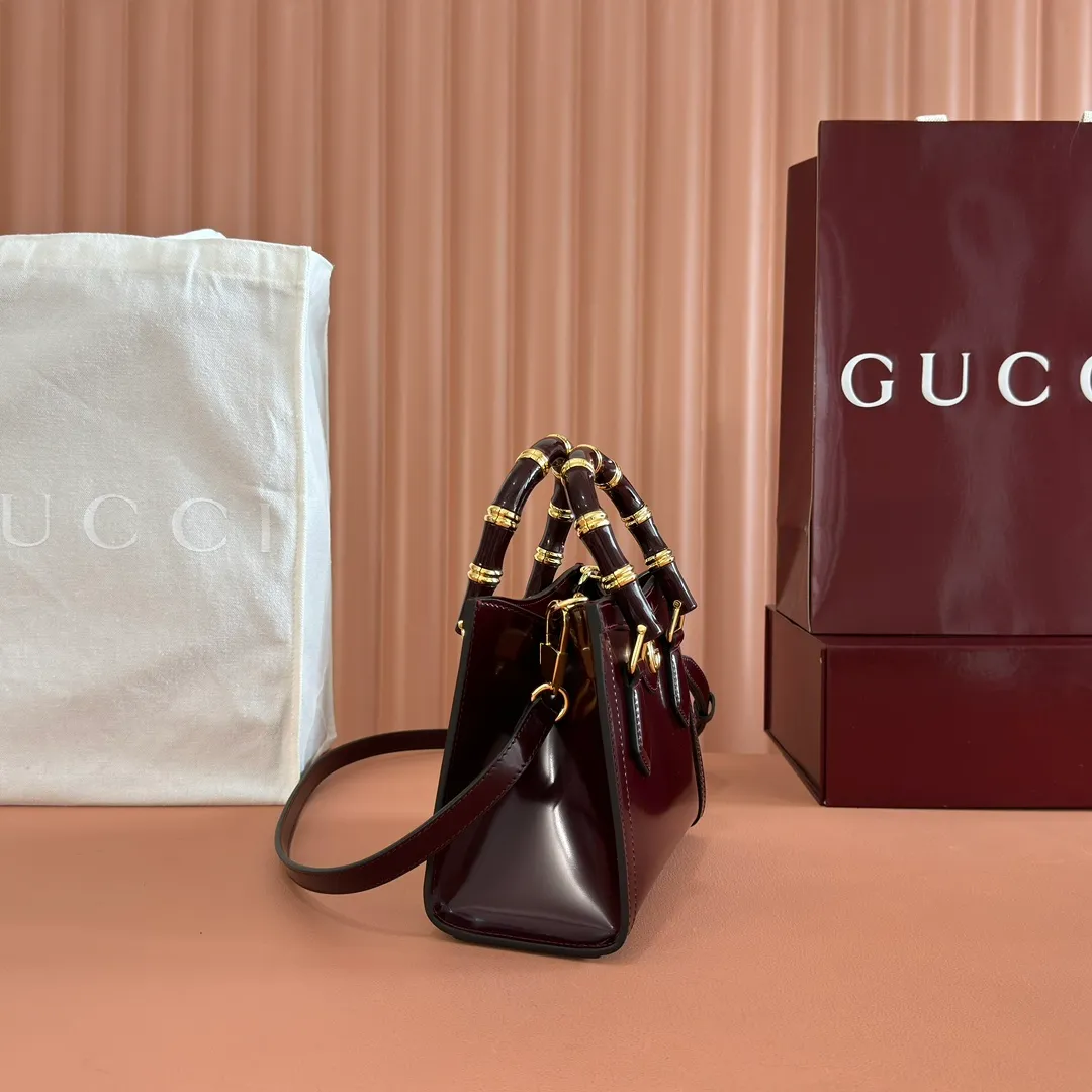 p1560. 💋💋💋【With full set of original counter packaging】【New Product】In the 2025 spring and summer series, the Gucci Diana series reinterprets classic bamboo accessories with resin and brass details. There are many ways to carry it, it can be carried cross-body or on the shoulder. Light purple glossy polished sheepskin Gold-tone hardware Bamboo shaped resin and brass handles Light purple sheepskin lining Double G Interior: One open pocket 8 cm high Removable and adjustable sheepskin shoulder strap (48 to 55 cm high); length adjustable from 93 to 109 cm Ident.: 832936. Dimensions: 20cm (width) x 16cm (height) x 10cm (depth) Weight: approx. 0.95kg Color: Anchor red full leather. Made in Italy