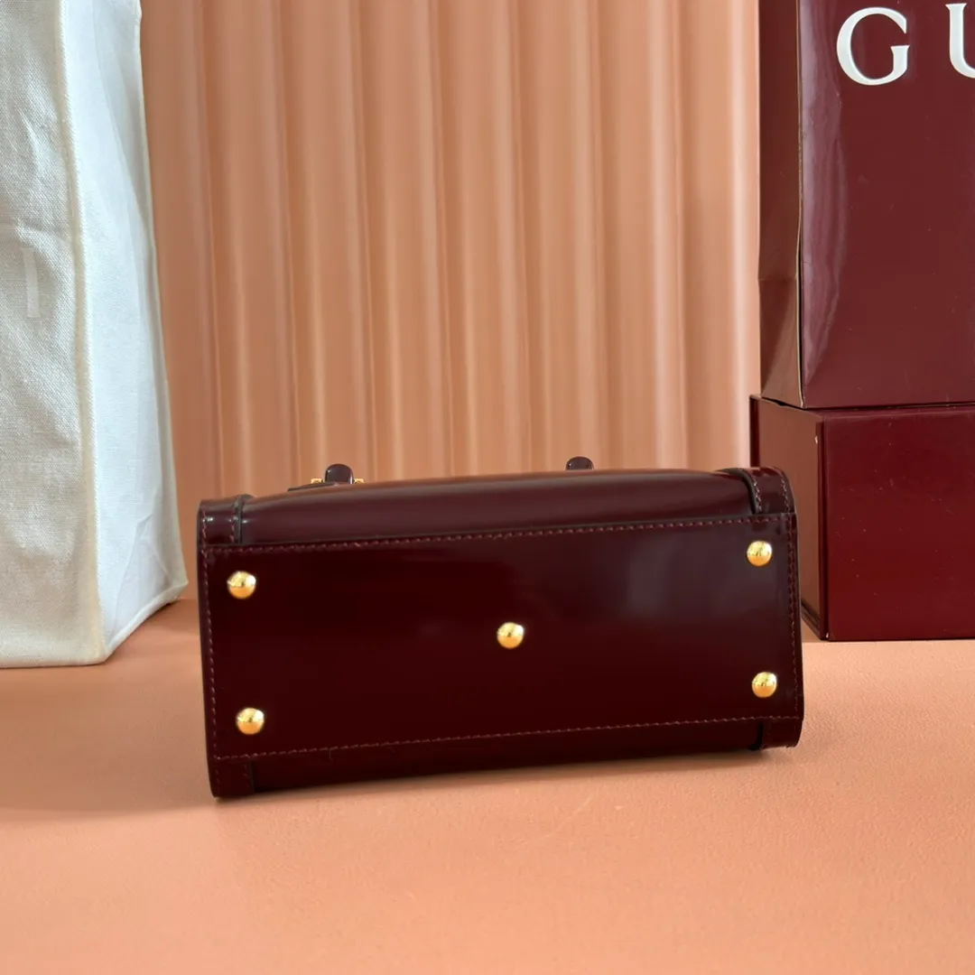 p1560. 💋💋💋【With full set of original counter packaging】【New Product】In the 2025 spring and summer series, the Gucci Diana series reinterprets classic bamboo accessories with resin and brass details. There are many ways to carry it, it can be carried cross-body or on the shoulder. Light purple glossy polished sheepskin Gold-tone hardware Bamboo shaped resin and brass handles Light purple sheepskin lining Double G Interior: One open pocket 8 cm high Removable and adjustable sheepskin shoulder strap (48 to 55 cm high); length adjustable from 93 to 109 cm Ident.: 832936. Dimensions: 20cm (width) x 16cm (height) x 10cm (depth) Weight: approx. 0.95kg Color: Anchor red full leather. Made in Italy