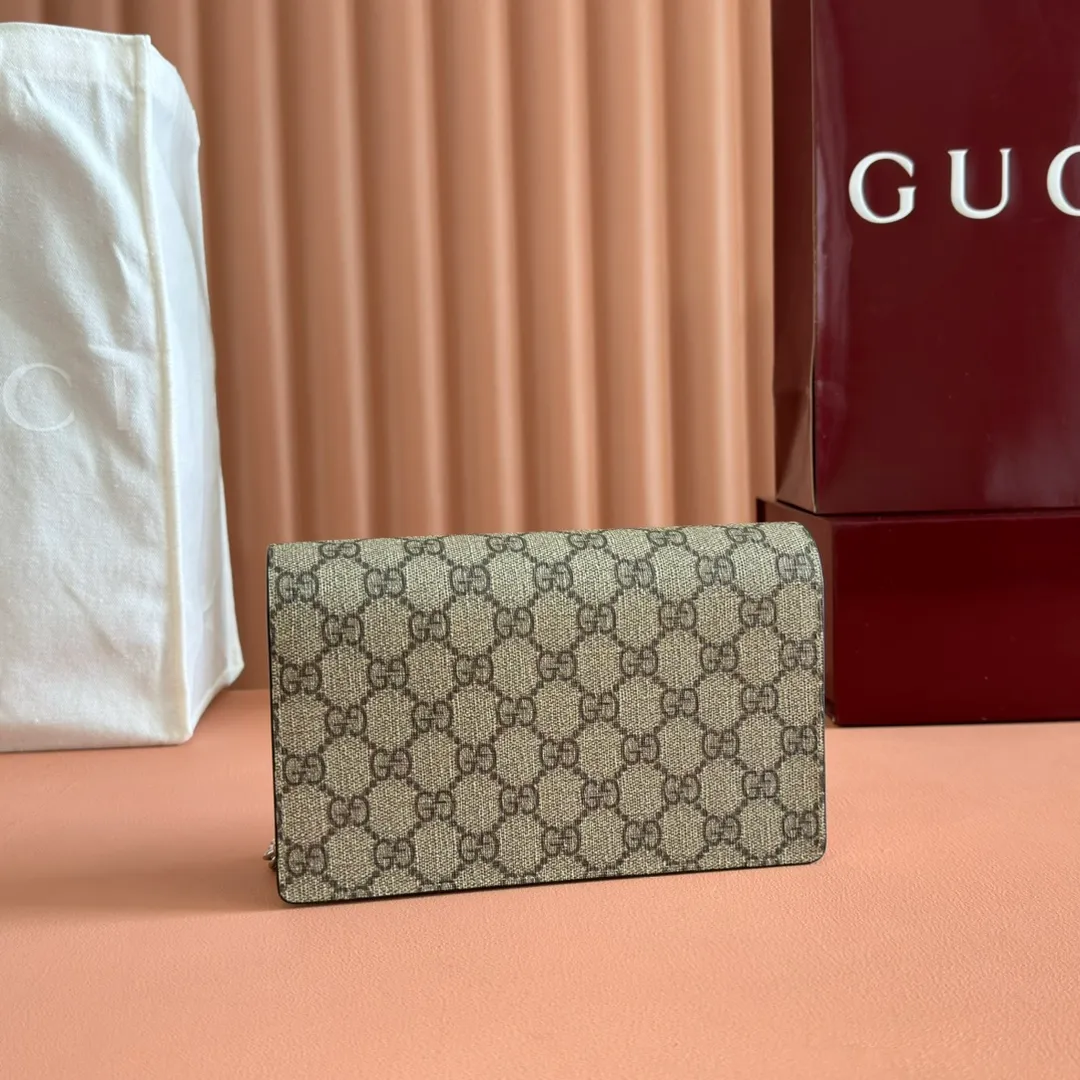 p660. 📣📣📣【Combined with original counter packaging】GG Marmont series This GG Marmont series chain bag is made of classic and durable black leather, adding another classic to the "Aria-Fashion Aria" series. The Double G accessory originates from the belt buckle design of the 1970s, and is reinterpreted on this wallet in tone-on-tone resin. The classic design is combined with a monochromatic color scheme to highlight the modern fashion style. Model: 497985. Size: 20*12.5*4cm. Color: pvc pink