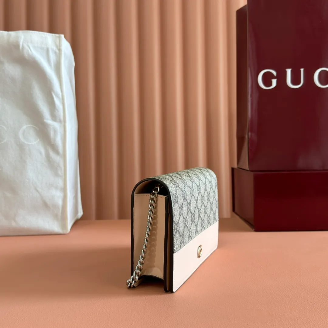 p660. 📣📣📣【Combined with original counter packaging】GG Marmont series This GG Marmont series chain bag is made of classic and durable black leather, adding another classic to the "Aria-Fashion Aria" series. The Double G accessory originates from the belt buckle design of the 1970s, and is reinterpreted on this wallet in tone-on-tone resin. The classic design is combined with a monochromatic color scheme to highlight the modern fashion style. Model: 497985. Size: 20*12.5*4cm. Color: pvc pink