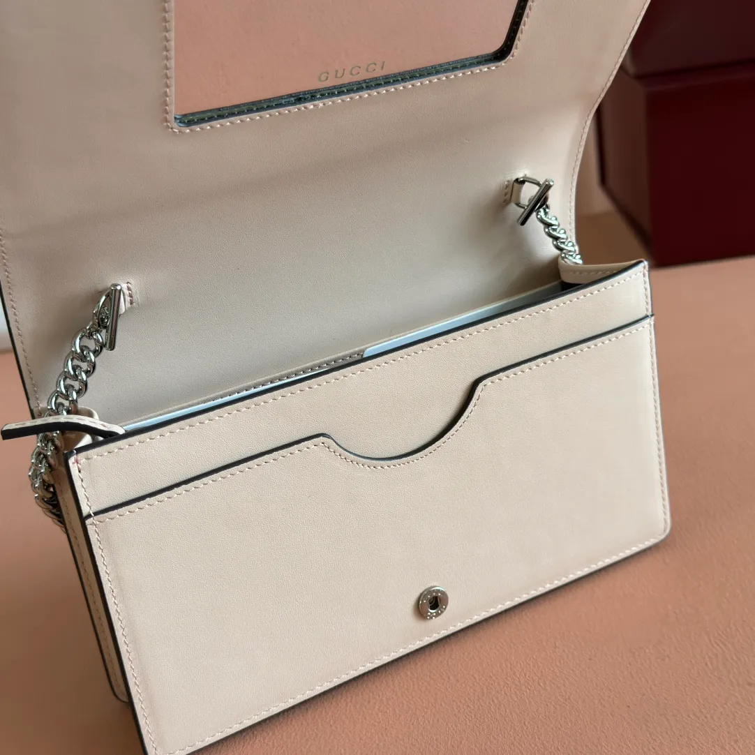 p660. 📣📣📣【Combined with original counter packaging】GG Marmont series This GG Marmont series chain bag is made of classic and durable black leather, adding another classic to the "Aria-Fashion Aria" series. The Double G accessory originates from the belt buckle design of the 1970s, and is reinterpreted on this wallet in tone-on-tone resin. The classic design is combined with a monochromatic color scheme to highlight the modern fashion style. Model: 497985. Size: 20*12.5*4cm. Color: pvc pink