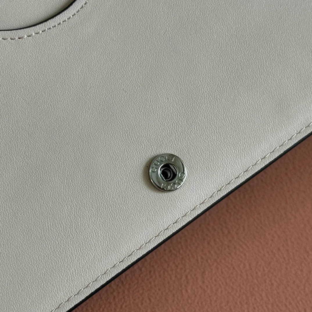 p660. 📣📣📣【Combined with original counter packaging】GG Marmont series This GG Marmont series chain bag is made of classic and durable black leather, adding another classic to the "Aria-Fashion Aria" series. The Double G accessory originates from the belt buckle design of the 1970s, and is reinterpreted on this wallet in tone-on-tone resin. The classic design is combined with a monochromatic color scheme to highlight the modern fashion style. Model: 497985. Size: 20*12.5*4cm. Color: pvc pink