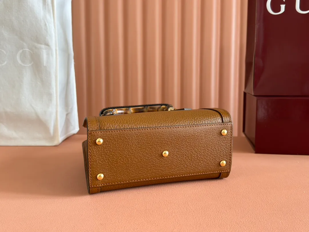 p1420. 📣📣📣【Original leather with complete packaging】🔥🔥Mini tote bag combines two recognizable brand elements, bamboo handles and double G accessories. The blue leather material and two khaki buckles complement each other, highlighting the smart and elegant temperament. Mini size: 20*16*10cm Model: 702732.