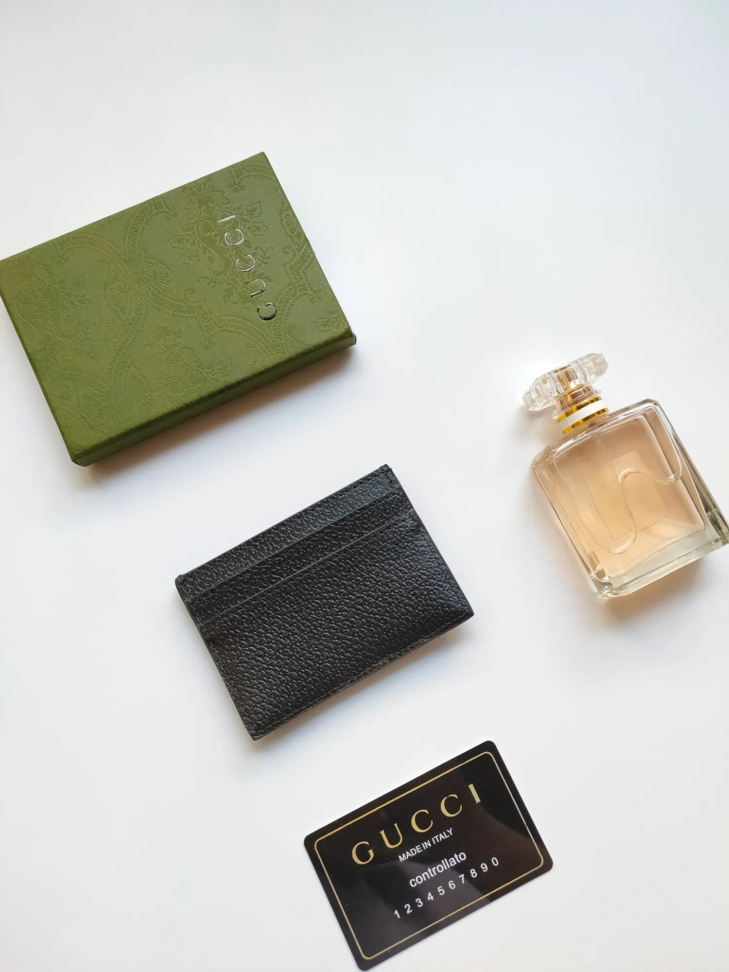 ￥90 💰GUCCI ‼ Model 523159🥇Card holder 🐂Made of imported iconic metal and wild boar effect calfskin with striped webbing👏🏻Thick to the touch,‼ The printing pattern is clear and distinct😍Color: black leather. Size:w10×h7cm.