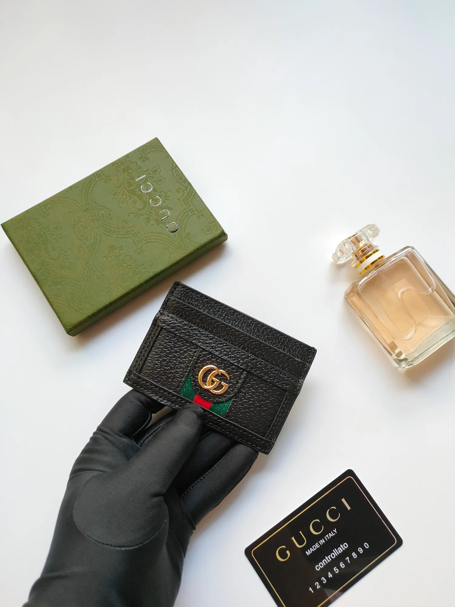 ￥90 💰GUCCI ‼ Model 523159🥇Card holder 🐂Made of imported iconic metal and wild boar effect calfskin with striped webbing👏🏻Thick to the touch,‼ The printing pattern is clear and distinct😍Color: black leather. Size:w10×h7cm.