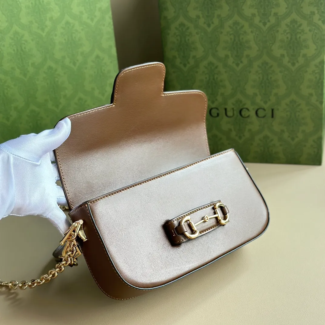 Actual shot #💰280 Style number: 735178 brown leather Size: 24✖️13.5✖️7.5cm Gucci Horsebit 1955 baguette Xiaohongshu’s new backpack has 2 shoulder straps, can be carried in the hand, cross-body, or under the armpit. It is flatter and longer than the regular 1955 saddle bag. The chain is very textured. It is perfect for taking pictures when going out👍