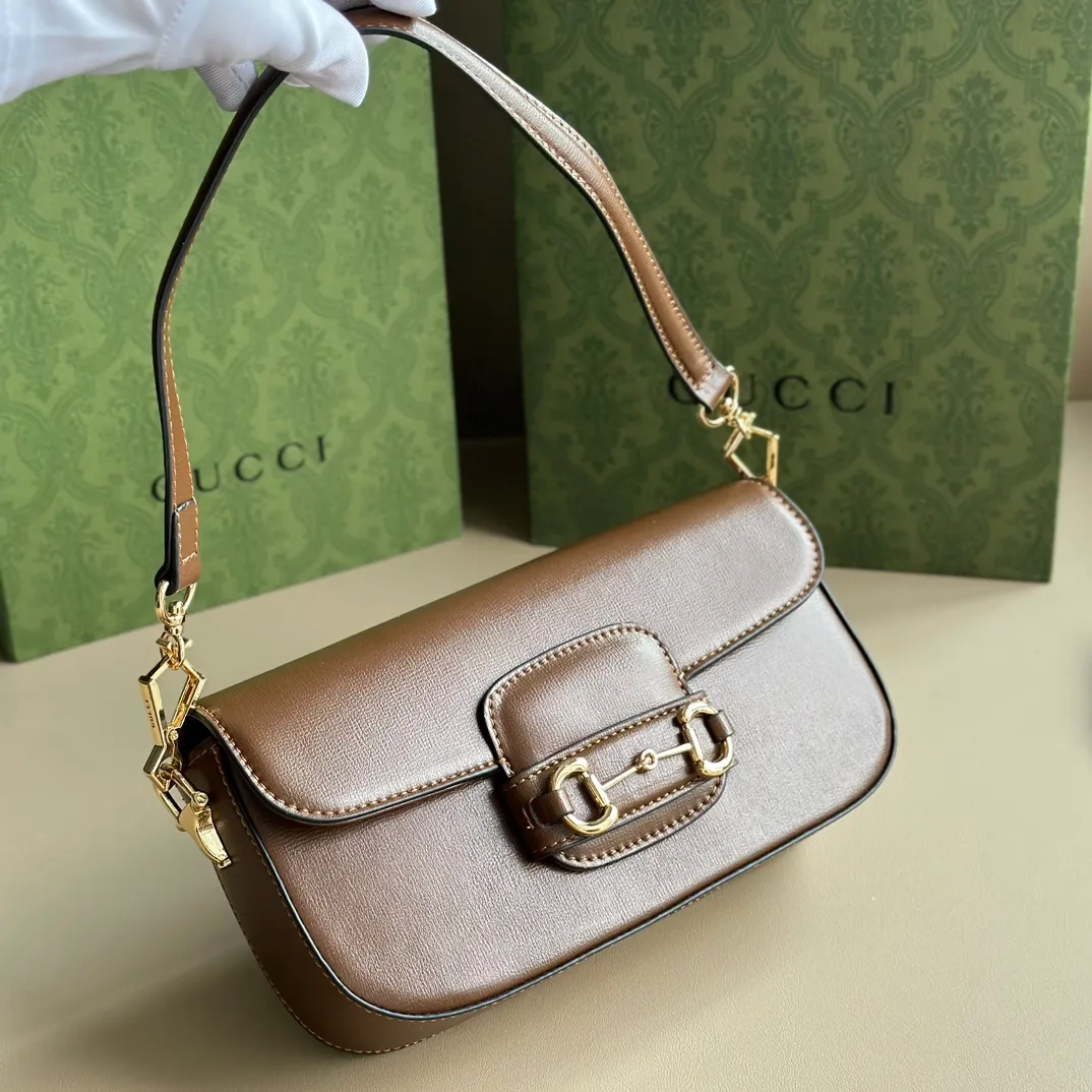 Actual shot #💰280 Style number: 735178 brown leather Size: 24✖️13.5✖️7.5cm Gucci Horsebit 1955 baguette Xiaohongshu’s new backpack has 2 shoulder straps, can be carried in the hand, cross-body, or under the armpit. It is flatter and longer than the regular 1955 saddle bag. The chain is very textured. It is perfect for taking pictures when going out👍