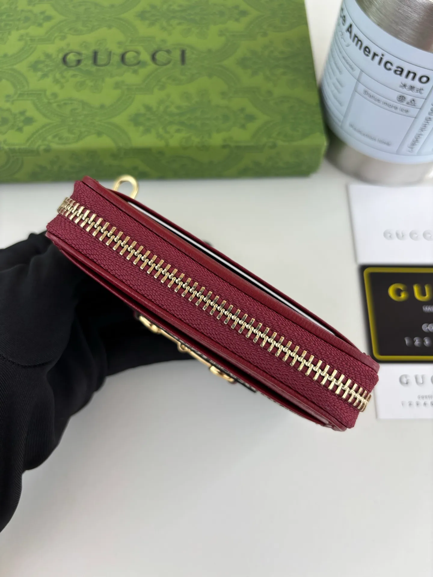 💰140 GUCCl Gucci has newly launched this 1955 horsebit card holder made of GG Supreme high-grade man-made canvas and red leather. This series adopts the double ring and long strip design that is consistent with the handbag. This detail is inspired by the equestrian origin of the brand. It is one of Gucci's classic heritage and one of the brand's most representative symbolic elements. Style number: 658549 Size: 11.5cm x 8.5cm x 3cm Color: red