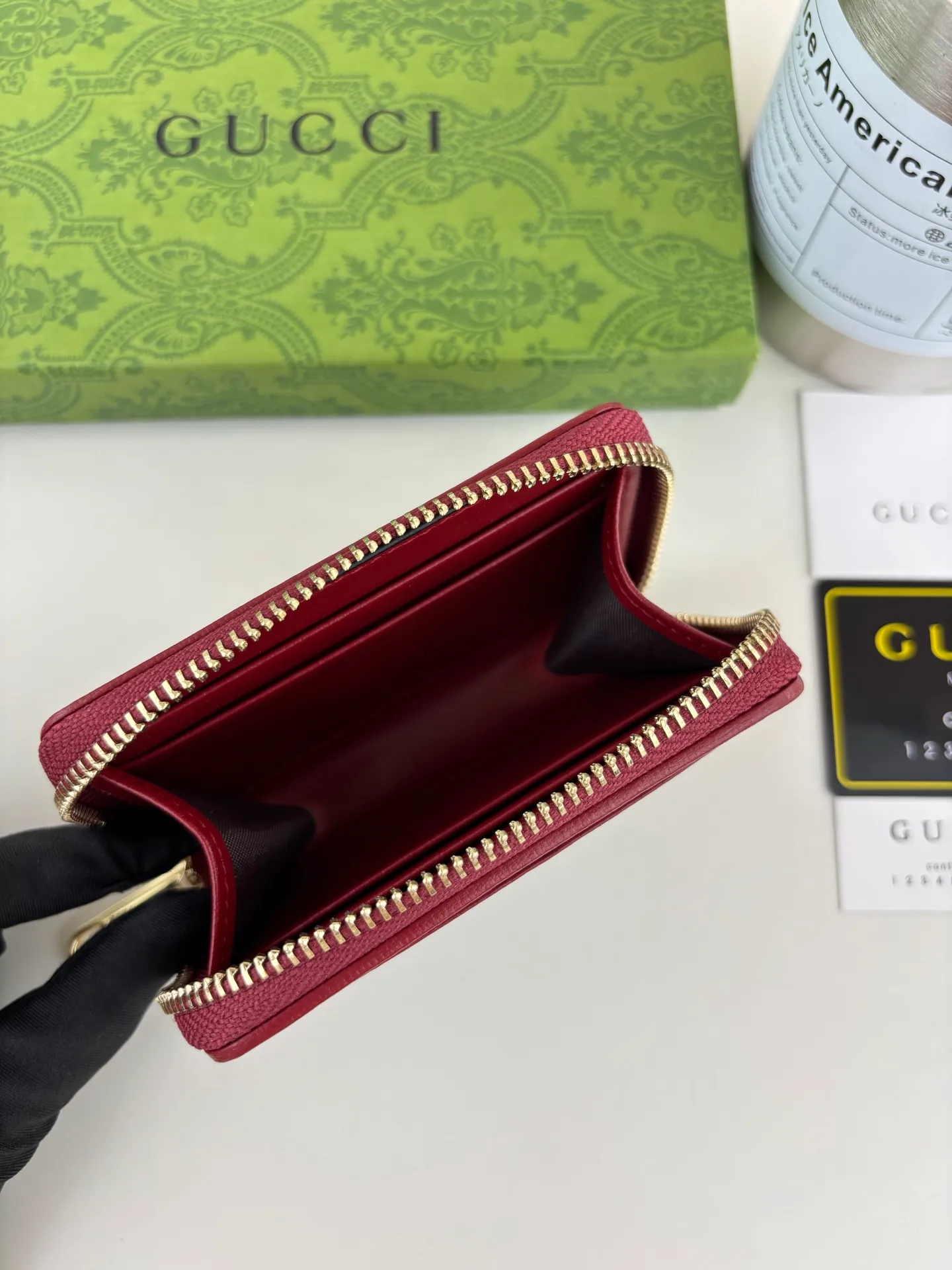 💰140 GUCCl Gucci has newly launched this 1955 horsebit card holder made of GG Supreme high-grade man-made canvas and red leather. This series adopts the double ring and long strip design that is consistent with the handbag. This detail is inspired by the equestrian origin of the brand. It is one of Gucci's classic heritage and one of the brand's most representative symbolic elements. Style number: 658549 Size: 11.5cm x 8.5cm x 3cm Color: red
