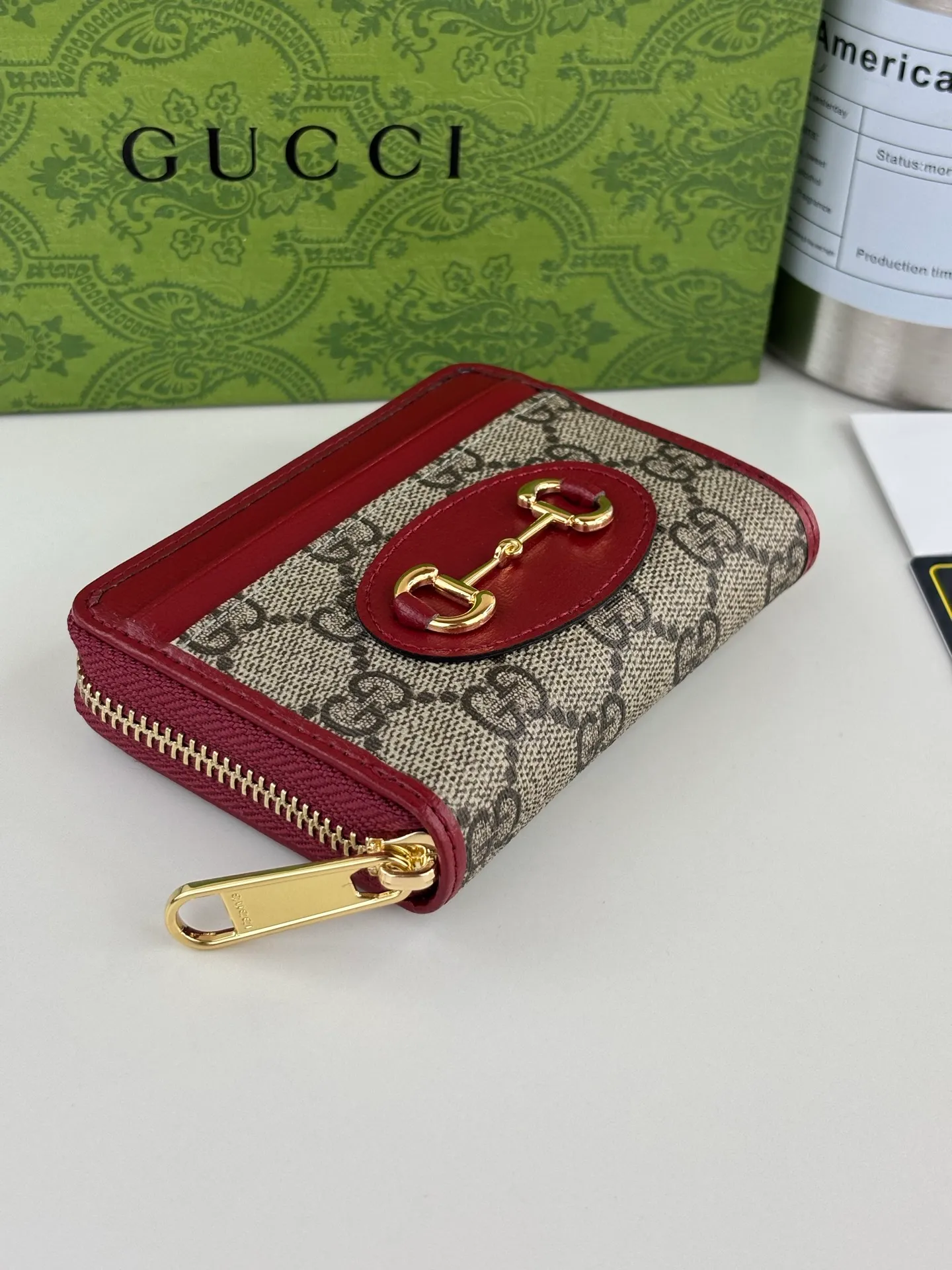 💰140 GUCCl Gucci has newly launched this 1955 horsebit card holder made of GG Supreme high-grade man-made canvas and red leather. This series adopts the double ring and long strip design that is consistent with the handbag. This detail is inspired by the equestrian origin of the brand. It is one of Gucci's classic heritage and one of the brand's most representative symbolic elements. Style number: 658549 Size: 11.5cm x 8.5cm x 3cm Color: red