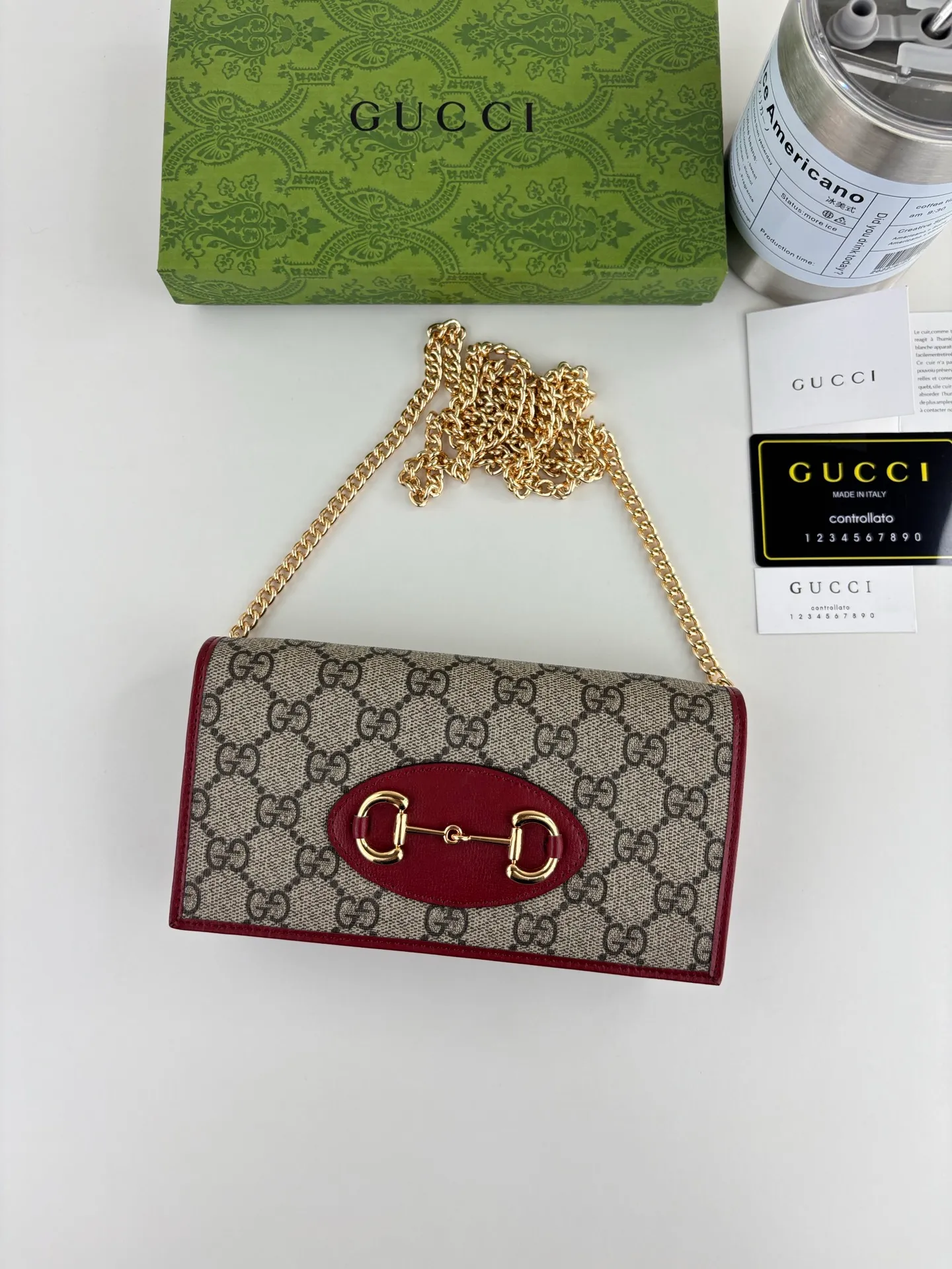💰180 GUCCl Gucci has newly launched this 1955 horsebit card holder made of GG Supreme high-grade artificial canvas and brown leather. This series adopts the double ring and long strip design that are in the same line as the handbag. This detail is inspired by the brand’s equestrian roots. It is one of Gucci’s classic heritage and one of the brand’s most representative symbolic elements. Style No.: 621892 Size: 19cm x 10cm x 3cm Color: Brown/Red