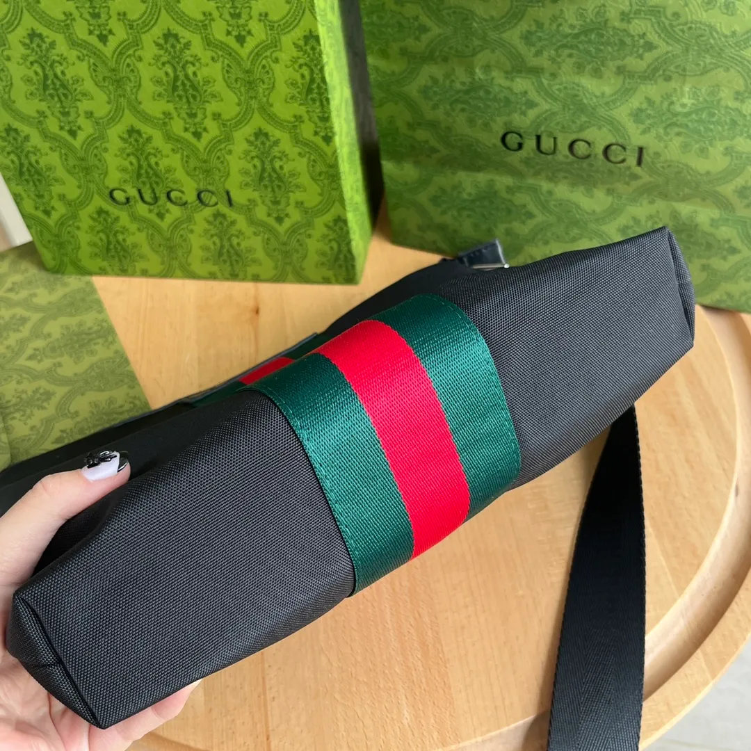Actual shot #💰240 Style number: 387111 Size: 27*28*4cm Gucci GG Ophidia printing series men's crossbody bag, full of space, suitable for daily business travel, contains an inner pocket for mobile phones and an inner pocket with zipper, this bag is very convenient and practical for daily work and study! It is one of the must-have items for men who like to be a little more low-key.