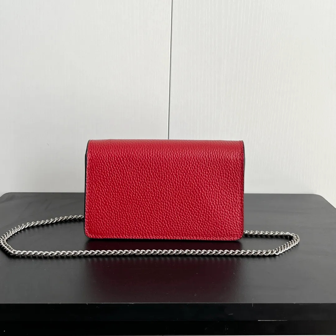 Actual shot #💰280 with box model: 476432 red leather size: 16.5x10x4.5cm 𝙂𝙪𝙘𝙘𝙞 𝘿𝙞𝙤𝙣𝙮𝙨𝙪𝙨 𝙈𝙞𝙣𝙞 16.5 Xiaogujia’s entry-level small bag is recommended. It’s not worth mentioning. It’s a classic model that can be said to be the symbol of Xiaogujia. The classic mini Dionysian buckle is paired with calfskin. This bag has a very high appearance rate. It is simply a tool for daily wear and is very popular on the street❗️