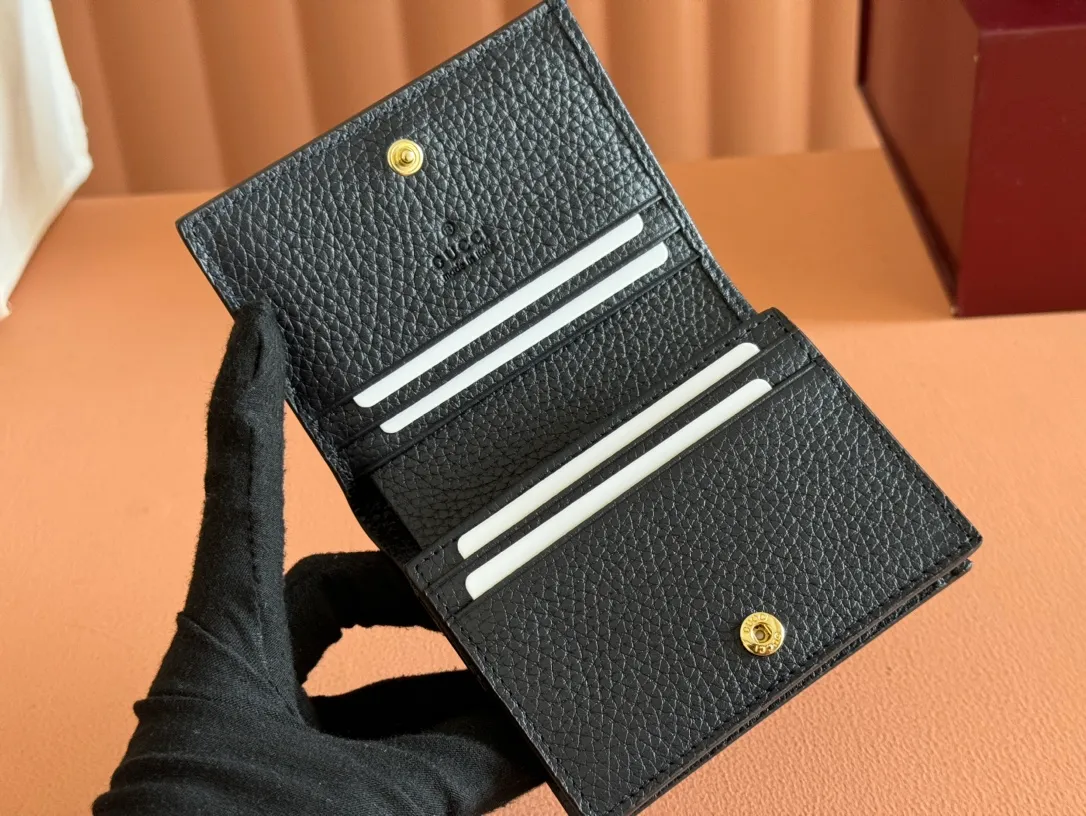 p400. 💋💋💋【Original leather accessories🌈(Cdfmall Sanya Duty Free Store Handbag)🔥🔥Have you got this addictive beautiful bag? GG Marmont series, ‼️elegant and exquisite design has captured the hearts of many girls! It is also a must-have versatile item for global experts! Super awesome! Model: 658610. Size: 11*8, 2.5cm.