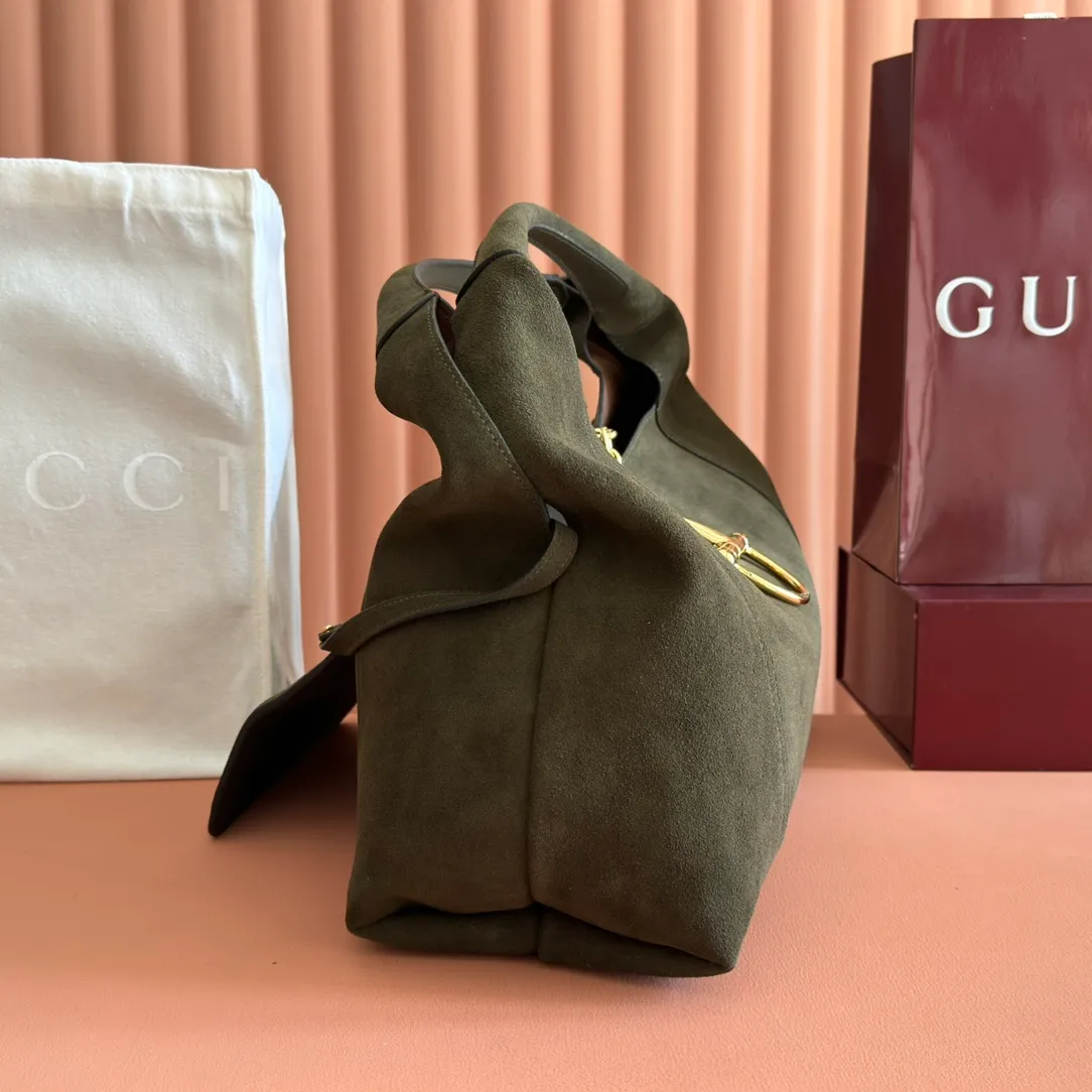 💋💋💋p1680 This Gucci Softbit series shoulder bag is ingeniously integrated with the brand's classic equestrian style accessories in the shape of a large half-horse bit. This large shoulder bag comes with a removable clutch. Gucci Ankara red grained calf leather Light gold tone hardware Dark brown microfiber lining Half horsebit closure Interior: Detachable clutch Holds iPhone Pro Max/Plus, Airpods, long wallet and lipstick Shoulder strap: 20 cm high Magnetic closure Model number: 837466. Dimensions: 46cm (width) x 26cm (height) x 16cm (depth) Weight: approx. 1.4kg Color: green/original leather. Made in Italy