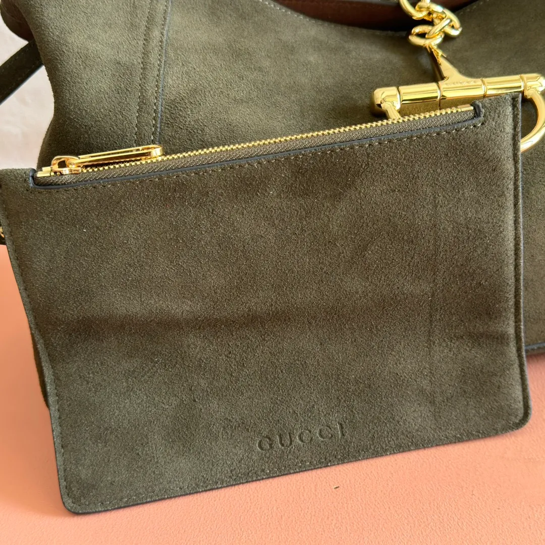 💋💋💋p1680 This Gucci Softbit series shoulder bag is ingeniously integrated with the brand's classic equestrian style accessories in the shape of a large half-horse bit. This large shoulder bag comes with a removable clutch. Gucci Ankara red grained calf leather Light gold tone hardware Dark brown microfiber lining Half horsebit closure Interior: Detachable clutch Holds iPhone Pro Max/Plus, Airpods, long wallet and lipstick Shoulder strap: 20 cm high Magnetic closure Model number: 837466. Dimensions: 46cm (width) x 26cm (height) x 16cm (depth) Weight: approx. 1.4kg Color: green/original leather. Made in Italy