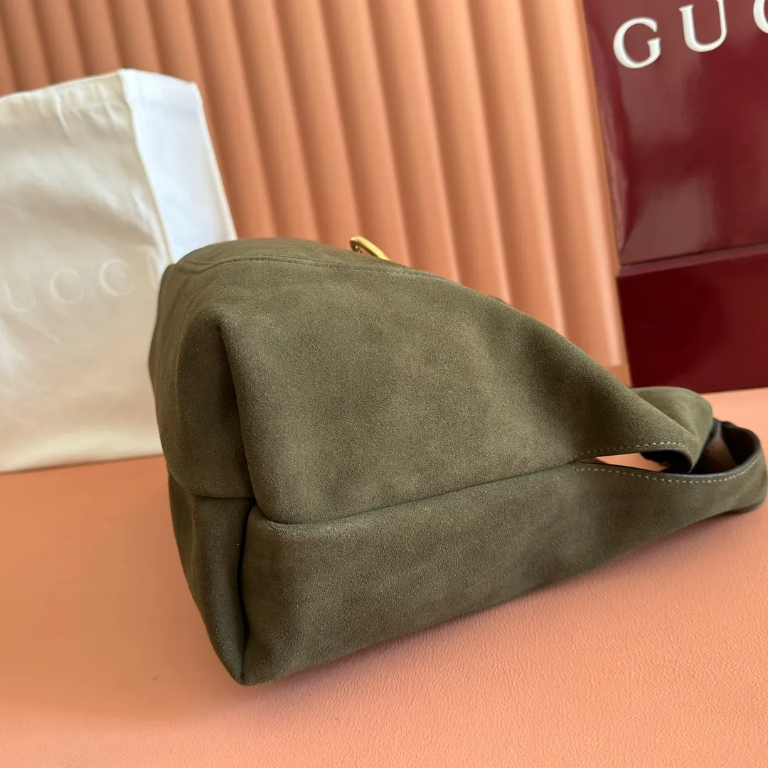 💋💋💋p1680 This Gucci Softbit series shoulder bag is ingeniously integrated with the brand's classic equestrian style accessories in the shape of a large half-horse bit. This large shoulder bag comes with a removable clutch. Gucci Ankara red grained calf leather Light gold tone hardware Dark brown microfiber lining Half horsebit closure Interior: Detachable clutch Holds iPhone Pro Max/Plus, Airpods, long wallet and lipstick Shoulder strap: 20 cm high Magnetic closure Model number: 837466. Dimensions: 46cm (width) x 26cm (height) x 16cm (depth) Weight: approx. 1.4kg Color: green/original leather. Made in Italy