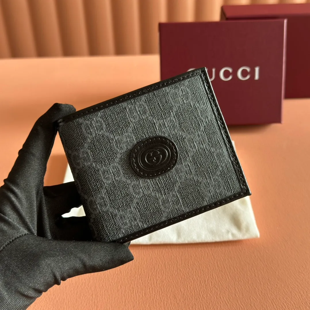 p320. 📣📣📣[Original leather accessories🌈Complete counter packaging]🔥🔥This simple and slender wallet is made of black GG Supreme canvas, decorated with tonal leather piping and an interlocking double G logo, highlighting the charm of a classic design. Black GG Supreme canvas, environmentally friendly material. Black leather trim. Viscose lining. Oval leather interlocking G plaque. Eight card compartments, two bill compartments. Size: 11*9cm Color: black/pvc. Model: 671652.