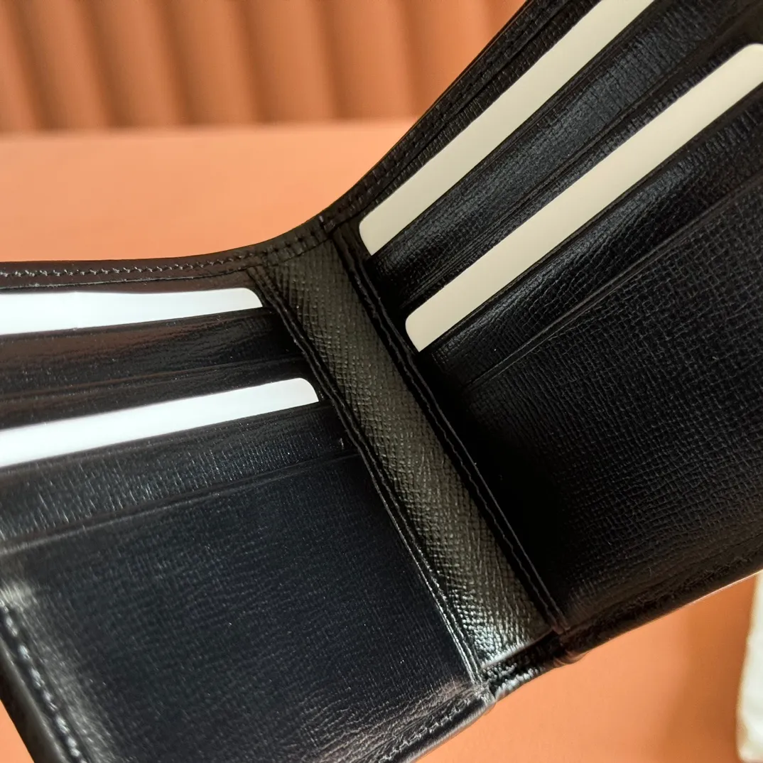 p320. 📣📣📣[Original leather accessories🌈Complete counter packaging]🔥🔥This simple and slender wallet is made of black GG Supreme canvas, decorated with tonal leather piping and an interlocking double G logo, highlighting the charm of a classic design. Black GG Supreme canvas, environmentally friendly material. Black leather trim. Viscose lining. Oval leather interlocking G plaque. Eight card compartments, two bill compartments. Size: 11*9cm Color: black/pvc. Model: 671652.
