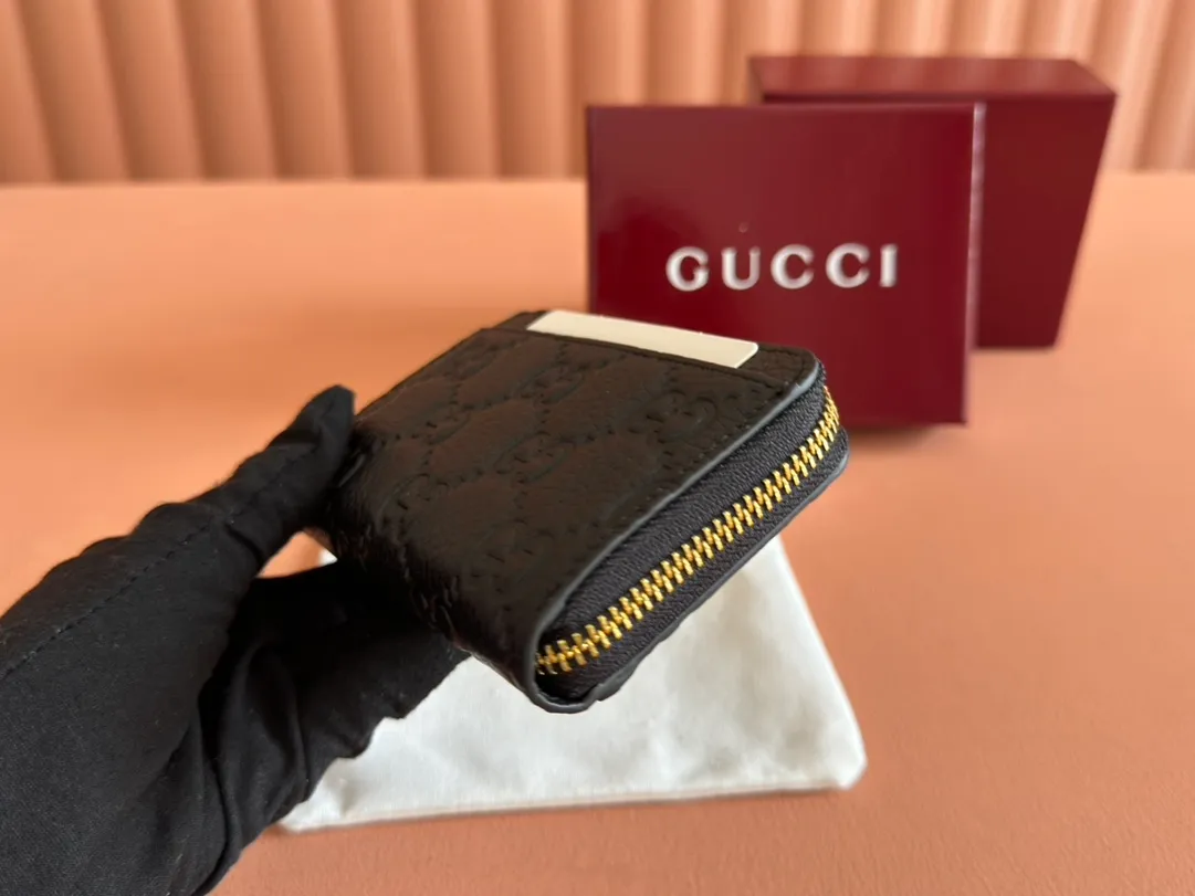 p420. 💋💋💋🔥"With full set of original green box packaging"🔥[New style] GG Emblem series super soft pink embossed/full pickup bag Model: 815936. Dimensions: 13 (length) x 8.5 (width) x 3cm (thickness) Color: black full leather/original leather. Made in Italy