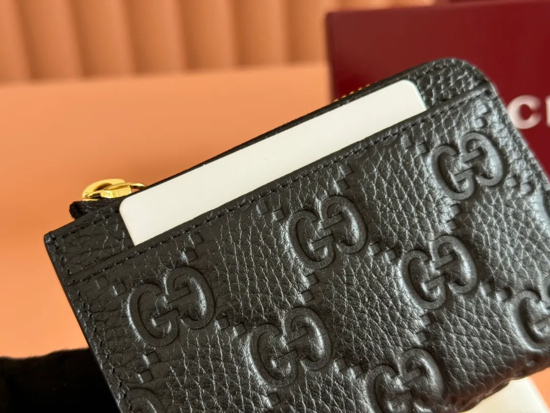 p420. 💋💋💋🔥"With full set of original green box packaging"🔥[New style] GG Emblem series super soft pink embossed/full pickup bag Model: 815936. Dimensions: 13 (length) x 8.5 (width) x 3cm (thickness) Color: black full leather/original leather. Made in Italy