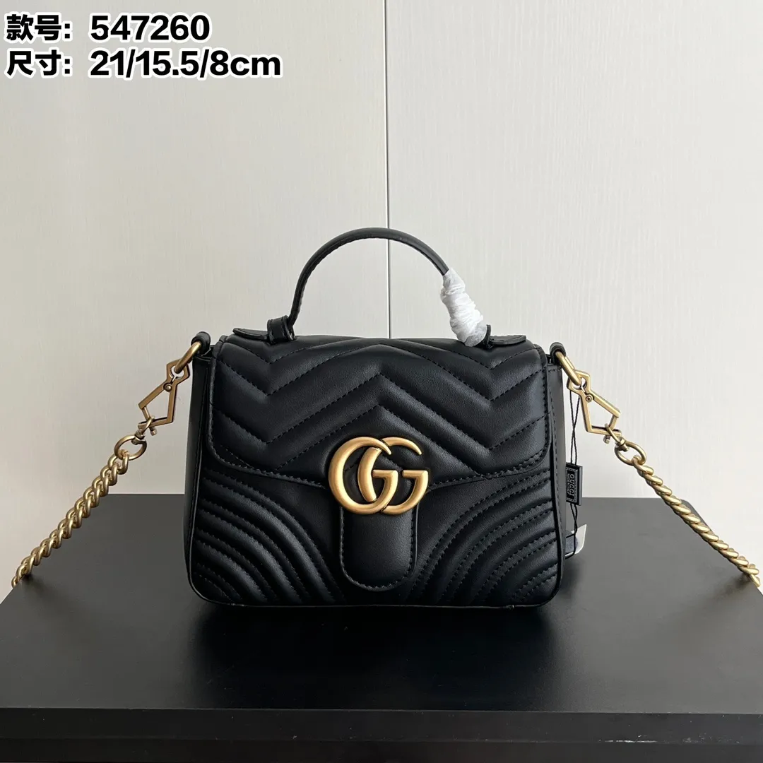 Actual shot #💰320 Style number: 547260 Size: 21*15.5*8cm GG Marmont mini messenger bag is still in the limelight this year. The iconic double G logo carries Gucci’s literary and romantic story. The new mini series is a vivid interpretation of retro and gorgeousness. It is so cute ~ Hand-held ✅ One-shoulder ✅ Cross-body ✅