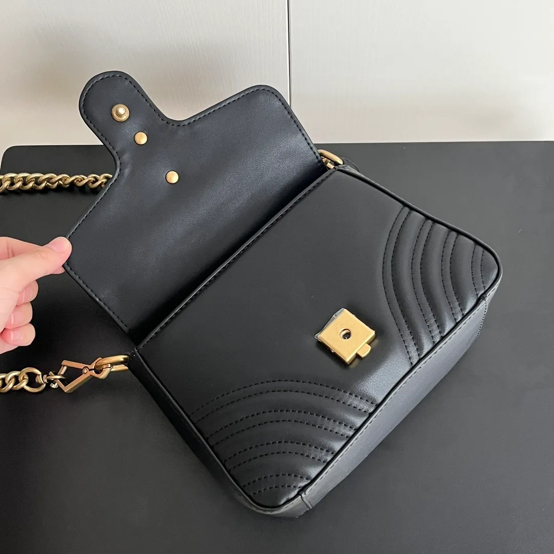 Actual shot #💰320 Style number: 547260 Size: 21*15.5*8cm GG Marmont mini messenger bag is still in the limelight this year. The iconic double G logo carries Gucci’s literary and romantic story. The new mini series is a vivid interpretation of retro and gorgeousness. It is so cute ~ Hand-held ✅ One-shoulder ✅ Cross-body ✅