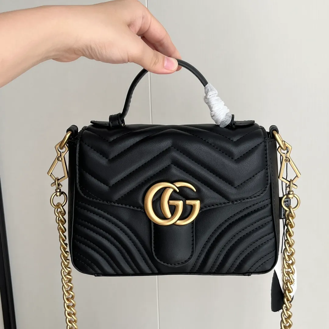 Actual shot #💰320 Style number: 547260 Size: 21*15.5*8cm GG Marmont mini messenger bag is still in the limelight this year. The iconic double G logo carries Gucci’s literary and romantic story. The new mini series is a vivid interpretation of retro and gorgeousness. It is so cute ~ Hand-held ✅ One-shoulder ✅ Cross-body ✅
