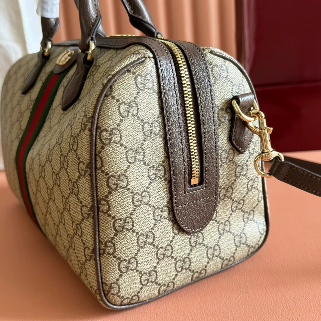 p1040. 💋💋💋"With full set of original counter packaging" [New Product] The Ophidia series dazzlingly presents novel silhouettes and functions. It is ingeniously interpreted in iconic beige and brown colors to create an innovative bag with soft texture. Beige and dark brown GG canvas Brown leather trim Light gold tone hardware Green cotton lining Double G webbing Interior: One zippered pocket Carry handles (10 cm height) Removable and adjustable leather shoulder strap (height: 44 cm - 52.5 cm; length: 101 cm - 115 cm) Zip closure Ident No.: 836825. Dimensions: 25cm (width) x 17cm (height) x 14cm (depth) Weight: approx. 0.8kg Color: brown/PVC. Made in Italy