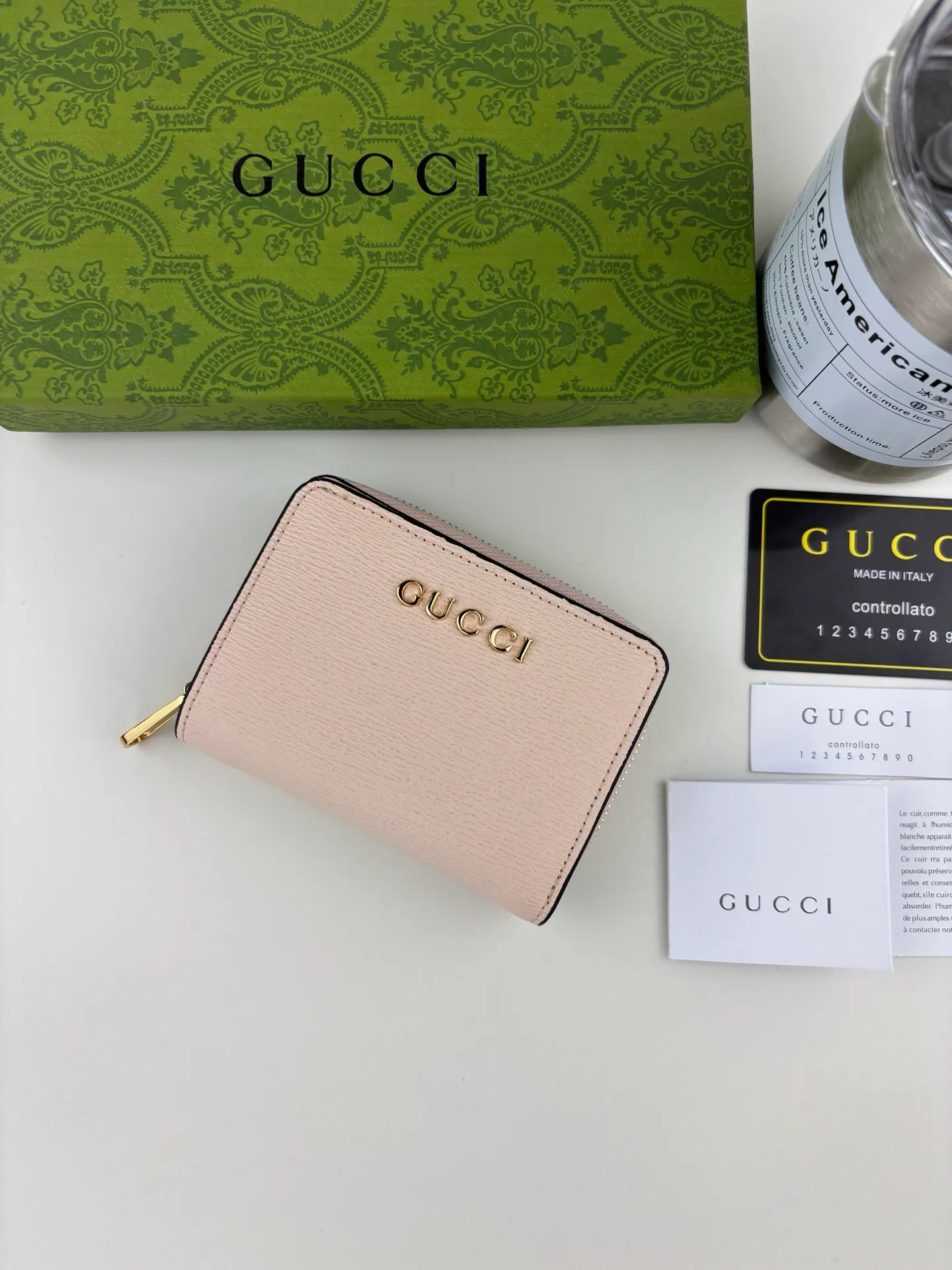 💰160 GUCCl chain wallet with handwritten Gucci logo. The small leather accessories series seamlessly integrates modern fashion elements to create ingenious items with changing styles without losing classic connotation, bringing fresh vitality to formal leather items. This chain wallet is crafted from pink leather and features the Gucci logo in gold-tone script. Pink leather, gold-tone hardware, taffeta lining, scripted Gucci logo detail, interior: six card compartments, one zipped gusset pocket and one open compartment, chain strap, snap button fastening. Style No.: 772639 Size: 9cmx 11cmx 2.5cm Color: Pink