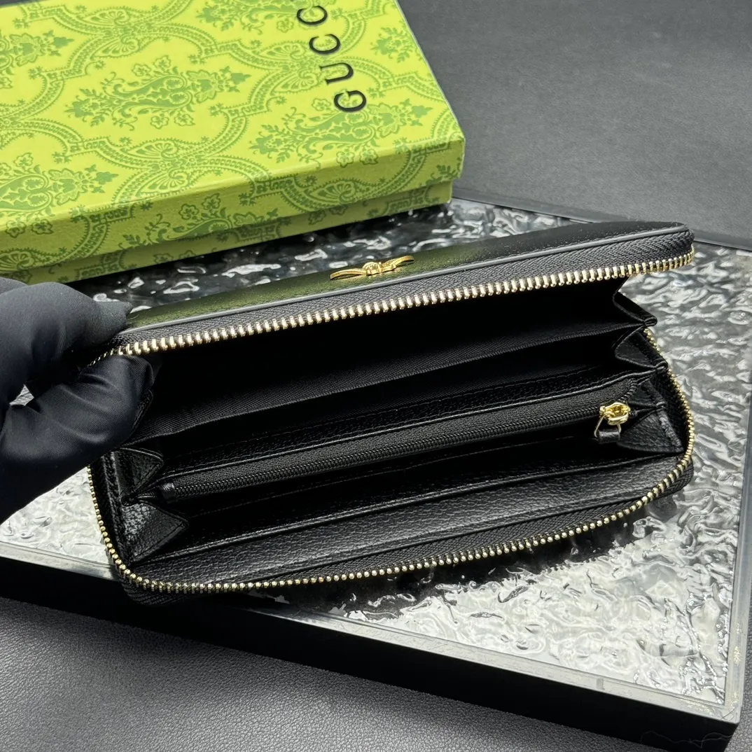 💰150 💎Top original version 🇮🇹New single pull, synchronized with counters. It is eye-catchingly decorated with Gucci's iconic metal accessories. Made of hot-pressed calfskin to obtain the wild boar skin effect and create a textured appearance. The oil edges are made of thinner water-oil for fine workmanship. Model number: 523667, color: pig grain leather, size: 19*10*2.5🎬