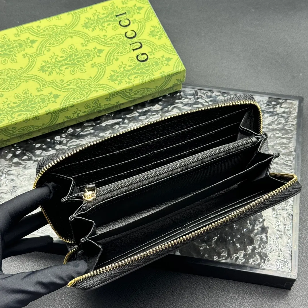 💰150 💎Top original version 🇮🇹New single pull, synchronized with counters. It is eye-catchingly decorated with Gucci's iconic metal accessories. Made of hot-pressed calfskin to obtain the wild boar skin effect and create a textured appearance. The oil edges are made of thinner water-oil for fine workmanship. Model number: 523667, color: pig grain leather, size: 19*10*2.5🎬