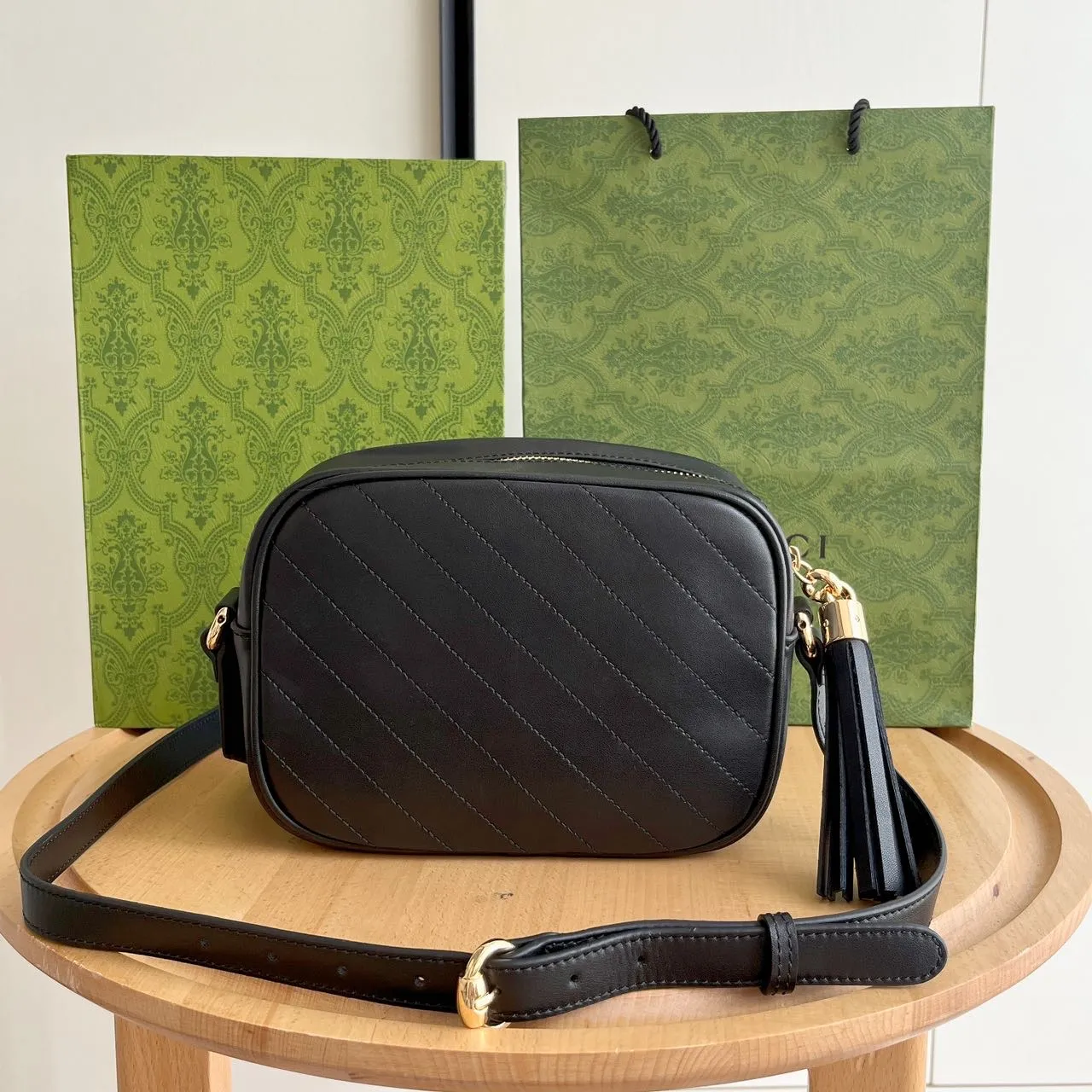 Actual shot 💰260 𝐆𝐮𝐜𝐜𝐢 𝐁𝐥𝐨𝐧𝐝𝐢𝐞Camera bag Model: 742360 first-layer cowhide Size: 21*15.5*5.5cm The new upgraded style is more attractive! The capacity is adequate ~ the shoulder straps are adjustable