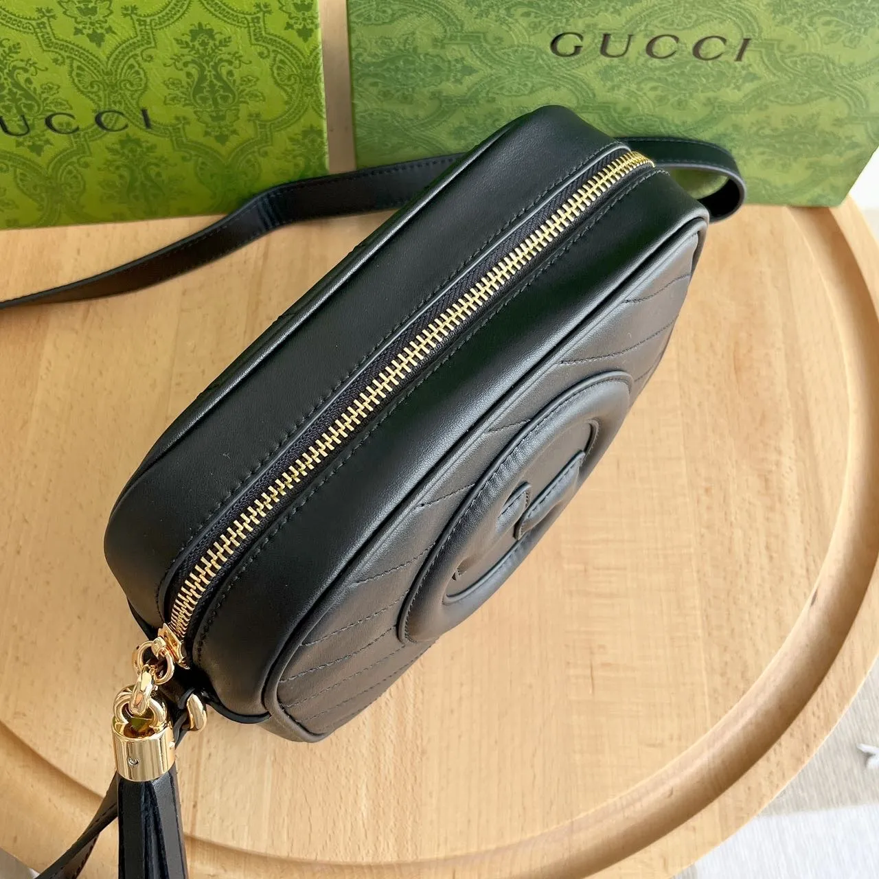 Actual shot 💰260 𝐆𝐮𝐜𝐜𝐢 𝐁𝐥𝐨𝐧𝐝𝐢𝐞Camera bag Model: 742360 first-layer cowhide Size: 21*15.5*5.5cm The new upgraded style is more attractive! The capacity is adequate ~ the shoulder straps are adjustable