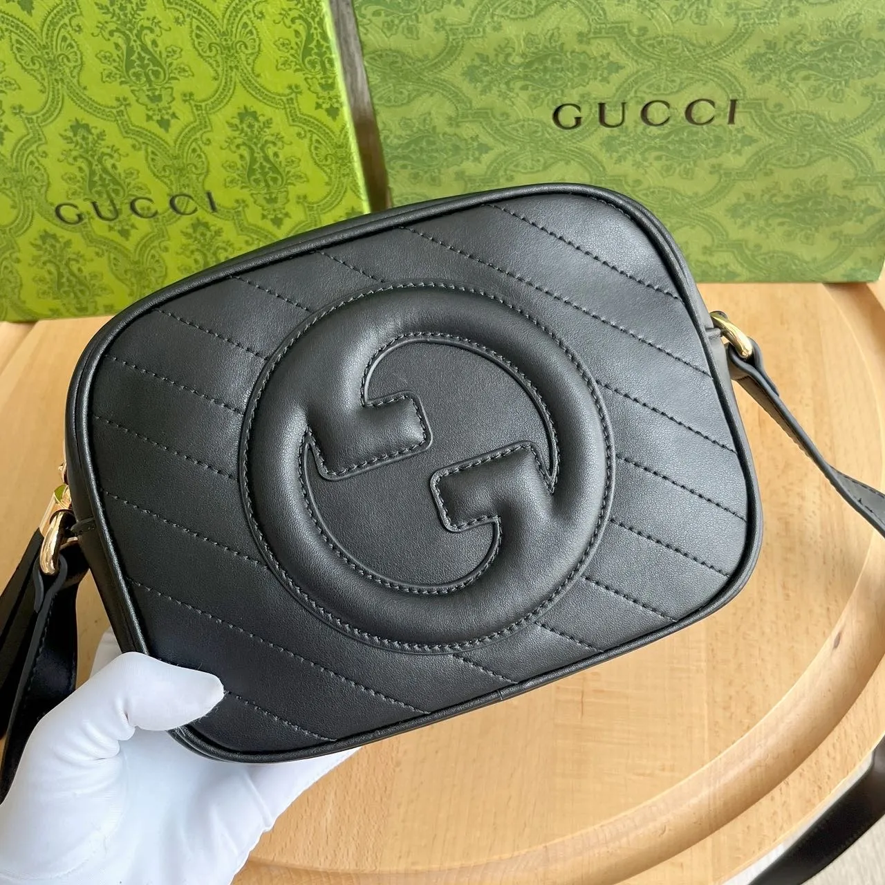 Actual shot 💰260 𝐆𝐮𝐜𝐜𝐢 𝐁𝐥𝐨𝐧𝐝𝐢𝐞Camera bag Model: 742360 first-layer cowhide Size: 21*15.5*5.5cm The new upgraded style is more attractive! The capacity is adequate ~ the shoulder straps are adjustable