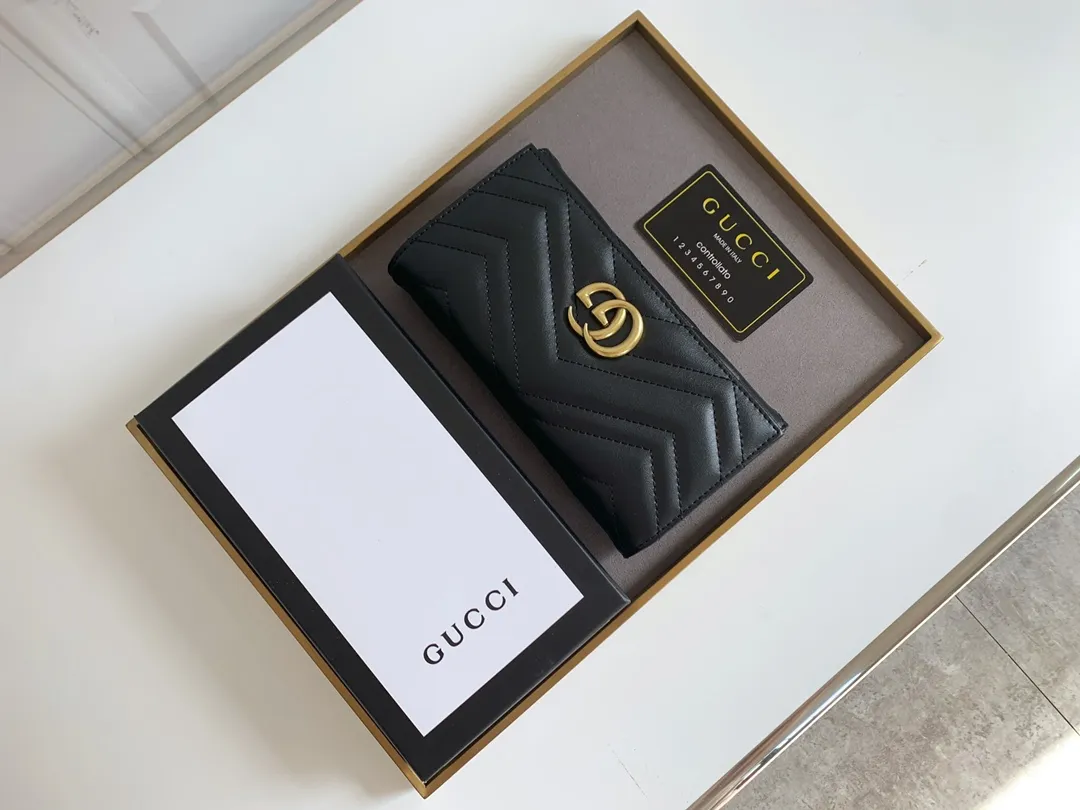 💰170 🇮🇹Gucci💎Original quality, exclusive real-life photos synchronized with GUCCI counters, real-life photos! The GG Marmont series long wallet is carefully made of quilted leather, with a humanoid pattern design and GG logo on the back. Style number: 443436 (5036#) Humanoid pattern, retro metal hardware, size: 19x10.5x2.5.