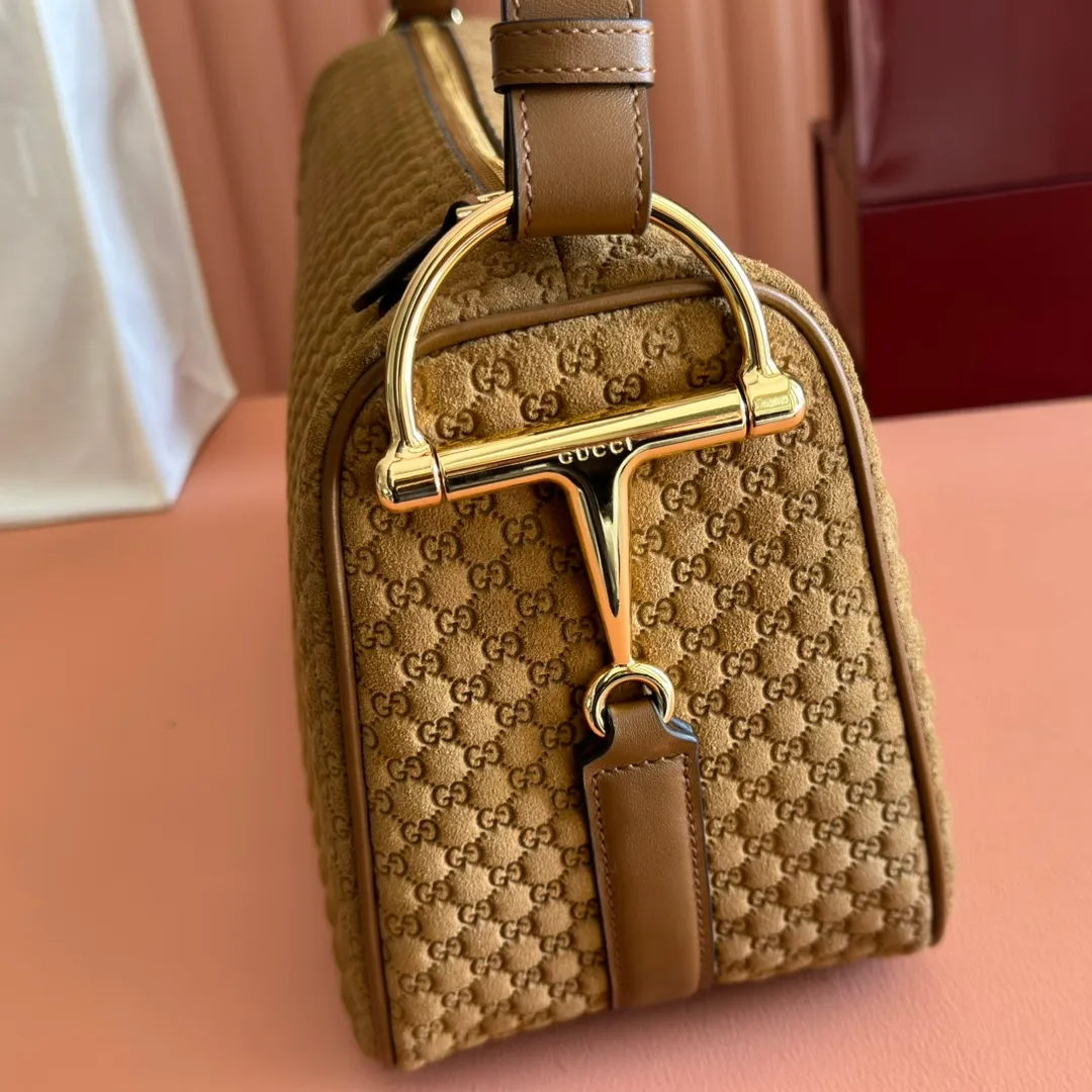 p1360💋💋💋【With full set of original counter packaging】The Gucci Half Horsebit series is newly presented, reinterpreting one of the brand's most iconic elements in a modern style. The collection cleverly combines relaxed silhouettes with the iconic half-horsebit hardware, which gives rise to its name. Brown grained soft leather Gold-tone hardware Brown cotton and linen blend lining Half horsebit closure Interior: One open pocket Adjustable cowhide leather shoulder strap (height: 33cm - 38cm) Zip closure Ident number: 862530. Dimensions: 38cm (width) x 20cm (height) x 15cm (depth) Weight: approx. 0.95kg Color: brown pressed g/full leather.