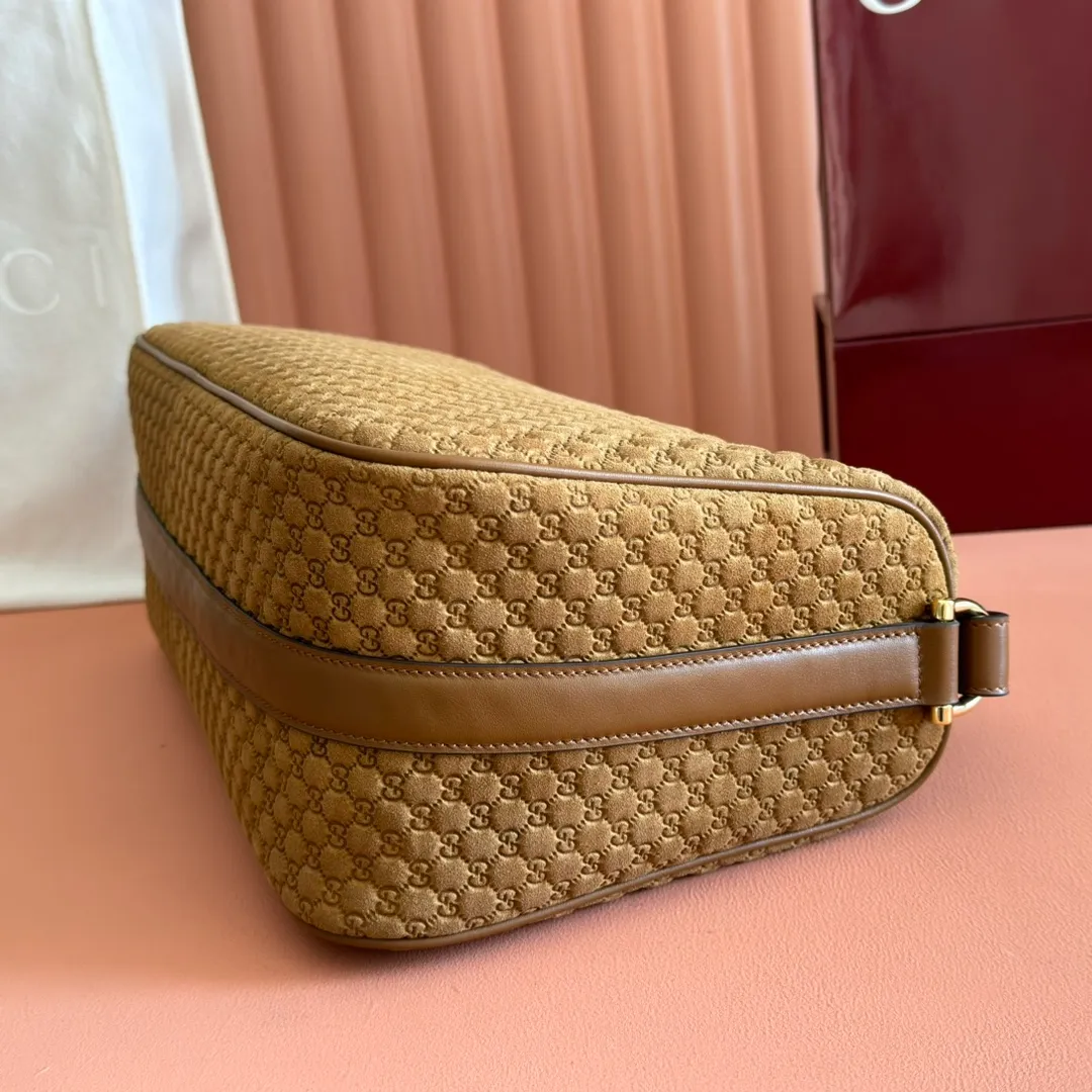 p1360💋💋💋【With full set of original counter packaging】The Gucci Half Horsebit series is newly presented, reinterpreting one of the brand's most iconic elements in a modern style. The collection cleverly combines relaxed silhouettes with the iconic half-horsebit hardware, which gives rise to its name. Brown grained soft leather Gold-tone hardware Brown cotton and linen blend lining Half horsebit closure Interior: One open pocket Adjustable cowhide leather shoulder strap (height: 33cm - 38cm) Zip closure Ident number: 862530. Dimensions: 38cm (width) x 20cm (height) x 15cm (depth) Weight: approx. 0.95kg Color: brown pressed g/full leather.