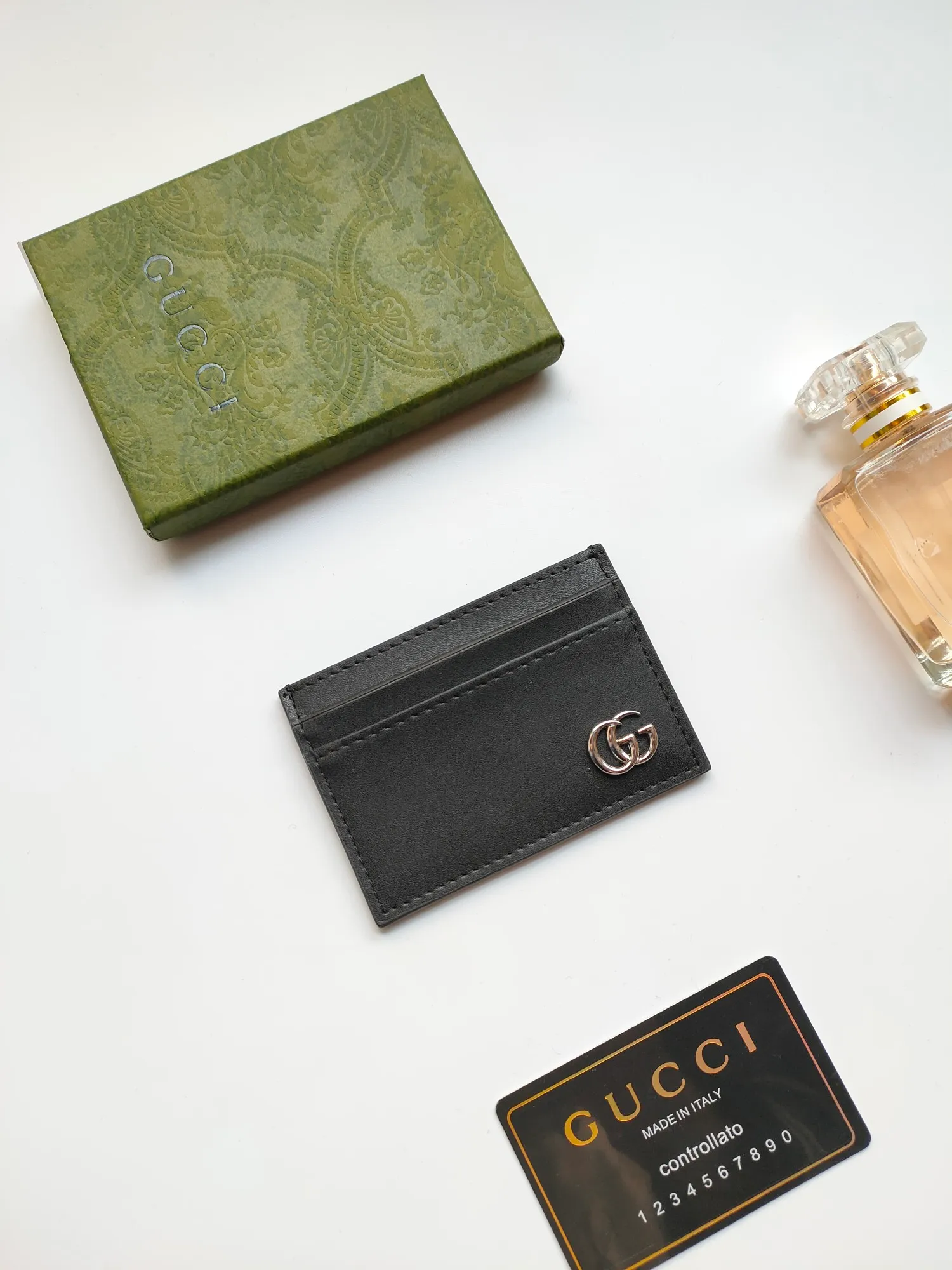 ￥90 💰GUCCI new model, ️Model 657588🥇Card holder 🐂Made of imported iconic hardware metal and calfskin 👏🏻Thick touch, 😍Color: black leather. Size:w10×h7cm.