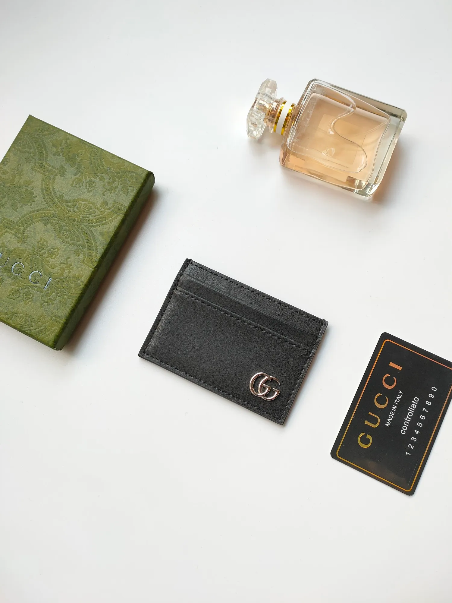 ￥90 💰GUCCI new model, ️Model 657588🥇Card holder 🐂Made of imported iconic hardware metal and calfskin 👏🏻Thick touch, 😍Color: black leather. Size:w10×h7cm.