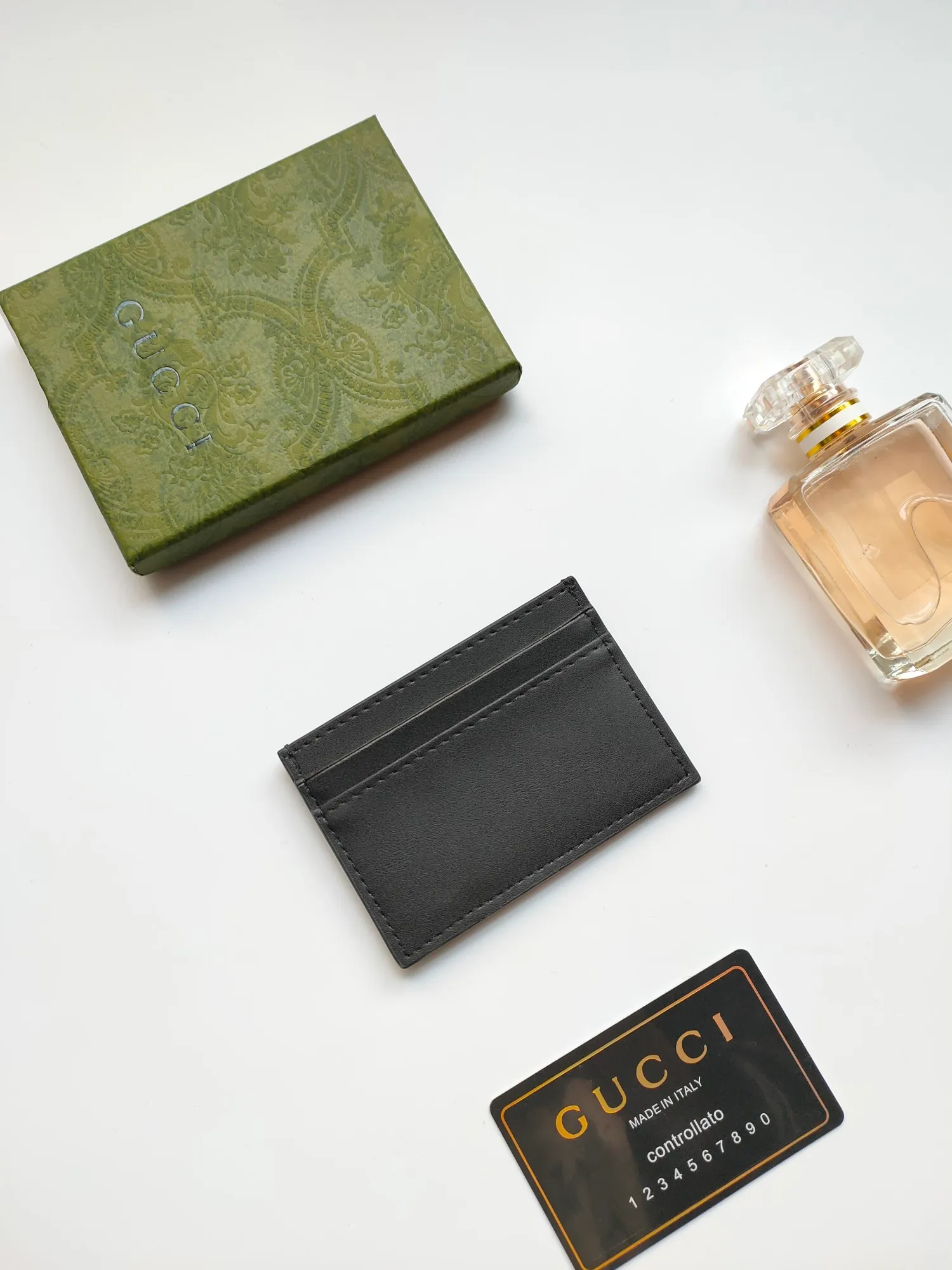 ￥90 💰GUCCI new model, ️Model 657588🥇Card holder 🐂Made of imported iconic hardware metal and calfskin 👏🏻Thick touch, 😍Color: black leather. Size:w10×h7cm.