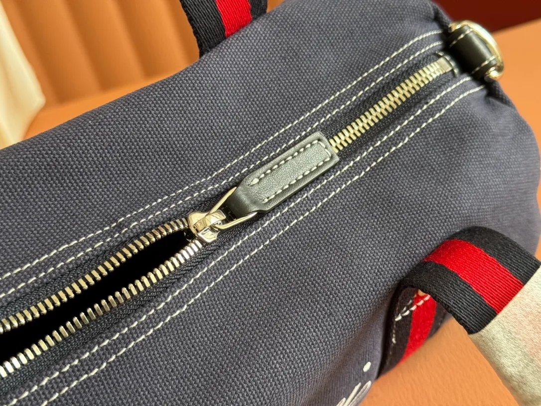 p960. 💋💋💋"With full set of original counter packaging"💕[New Product] With the theme of freedom, vitality and community, the 2025 spring and summer series newly presents a variety of travel items and men's bags, adding more fun to travel and exploration. This canvas travel bag features embellished stitching at the top, blue leather piping and a 'Gucci Made in Italy' badge printed on the front. Dark blue canvas Dark blue leather trimming "Gucci Made in Italy" and badge print Red and green webbing Top stitching detail Interior: 1 side handle Handle height: 12.5cm Adjustable webbing and canvas shoulder strap (55cm height); length adjustable from 77cm to 136cm Zip closure Ident.: 816865. Dimensions: 30cm (W) x 16cm (H) x 15cm (D) Weight: Approx. 0.54kg Color: Dark blue canvas. Made in Italy