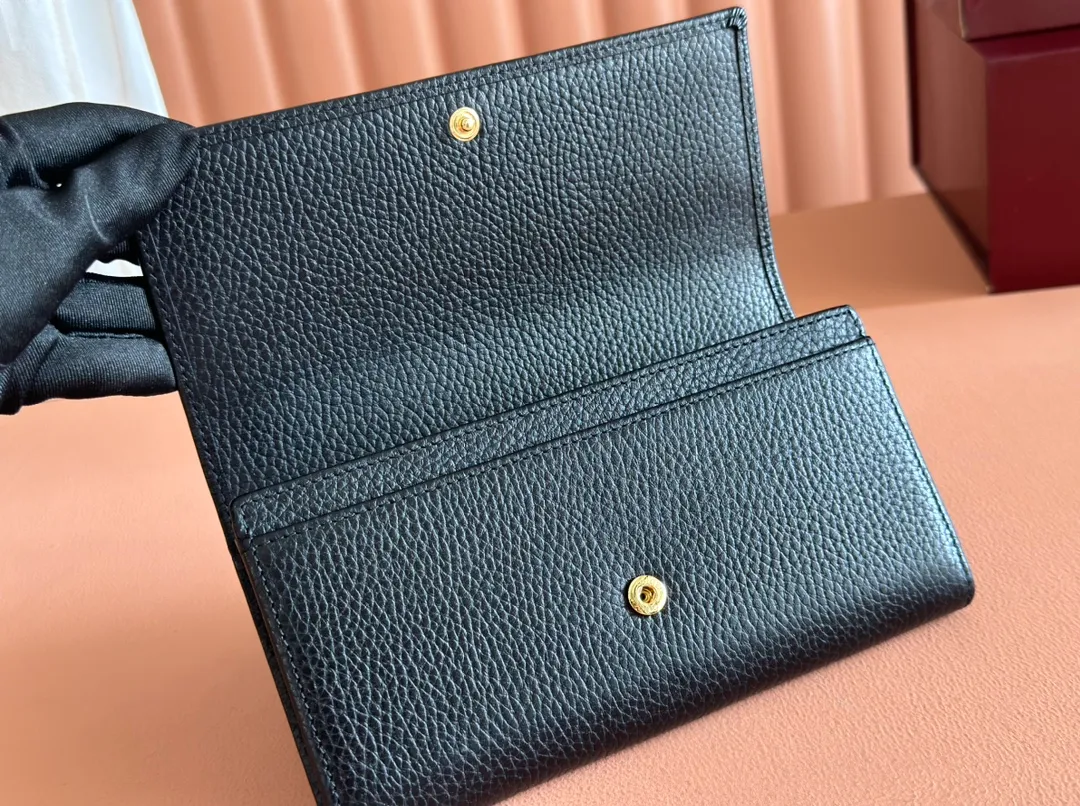p460📣📣📣 [Original leather with complete packaging]🔥🔥 ‼ ️The new Ophidia series❣ Made of calfskin imported from Italy, equipped with classic double G hardware, a new style and contour support are now available. A structural shape in which the inner side is divided into intervals. Since the chain strap is removable, it can also be used as a mini bag. ️😘Made from top overseas hardware, 💍Model: 456116 Size: W19xH10xD2.5